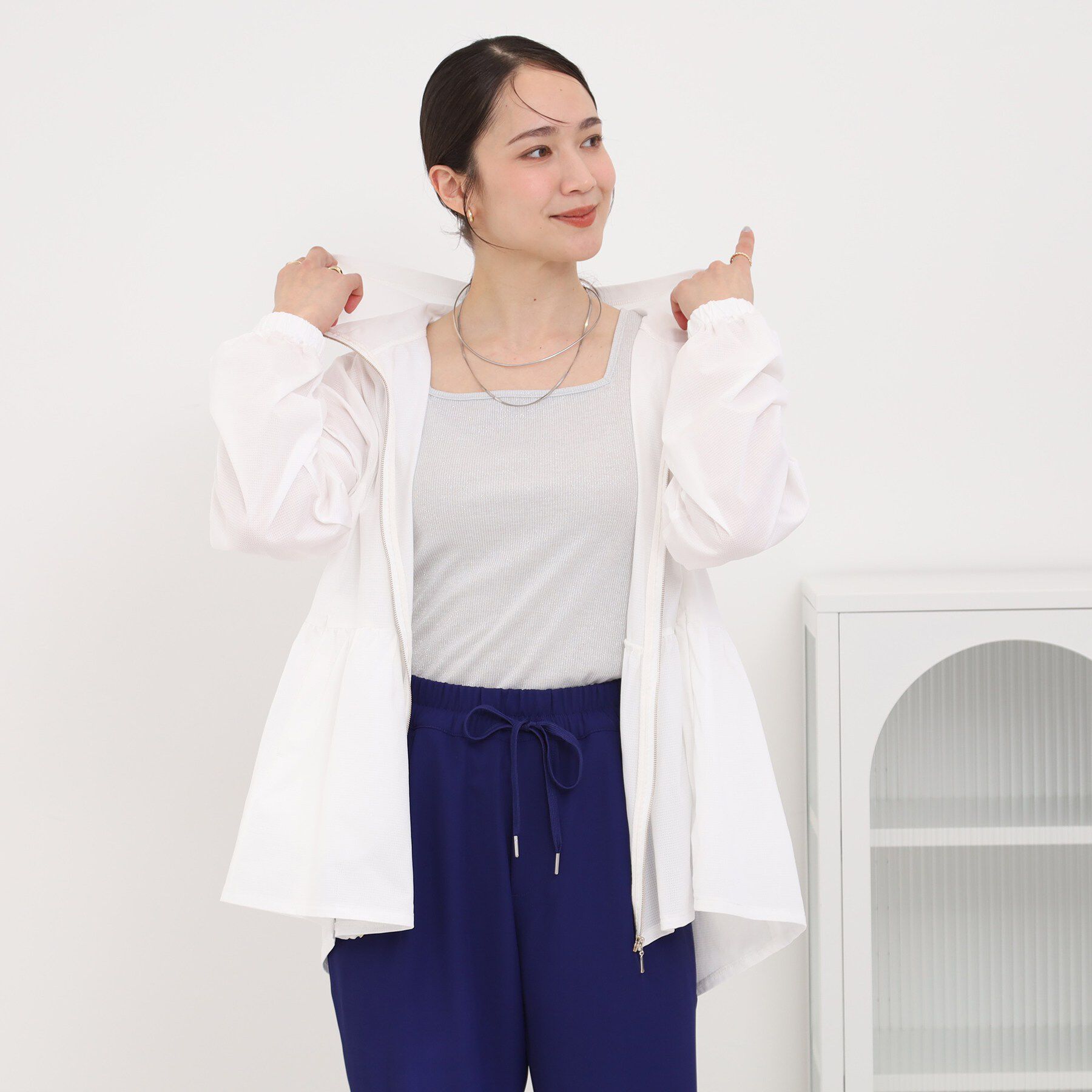 SHOO･LA･RUE「【ひんやり/S-LL/体型カバー】ペプラムフリルとゴールドパーツが女性らしい UVパーカ」|ブルゾン・スタジャン|