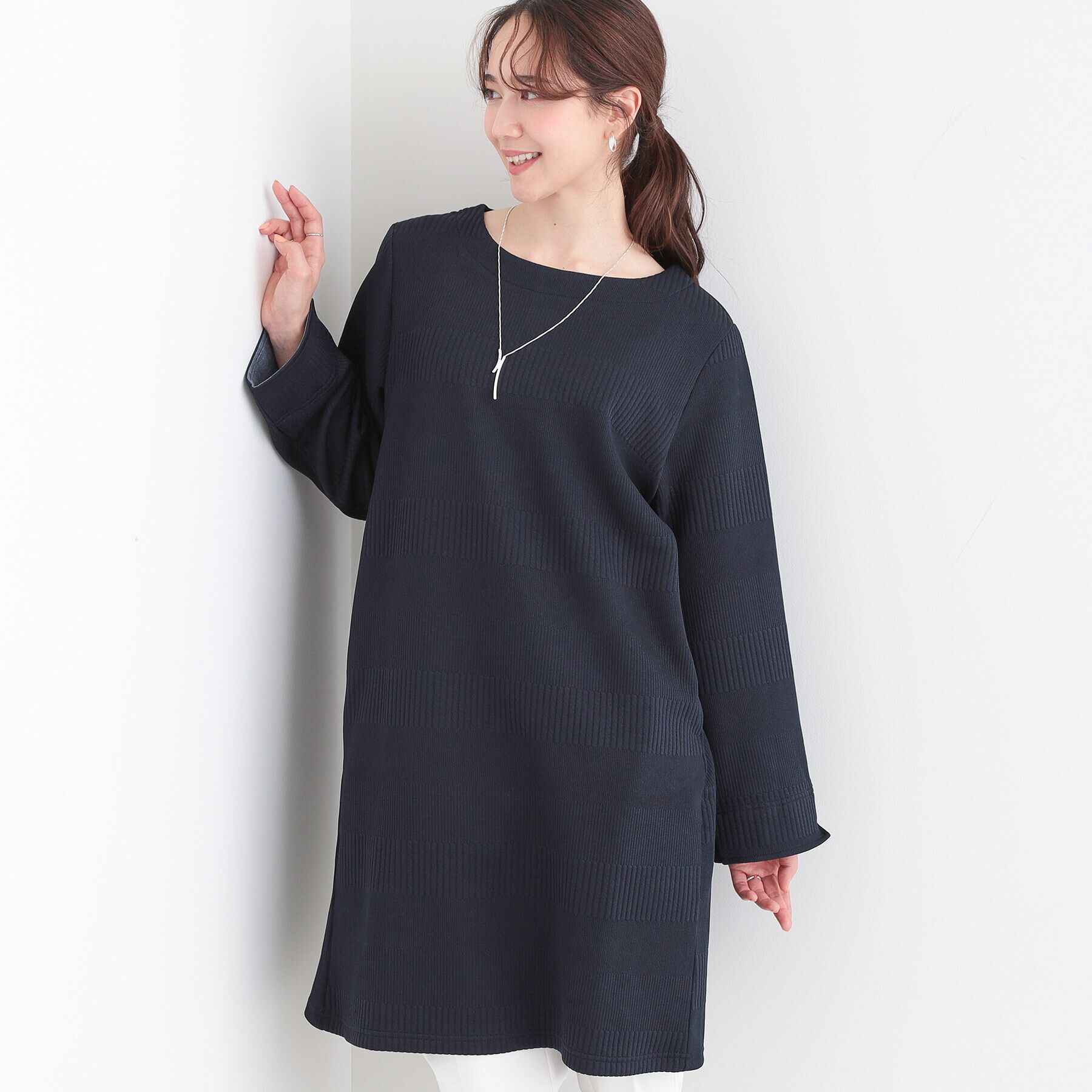 SHOO･LA･RUE「身体のラインをきれいにカバー　お袖折り返しAラインチュニックワンピース」|チュニック|ネイビー(094)