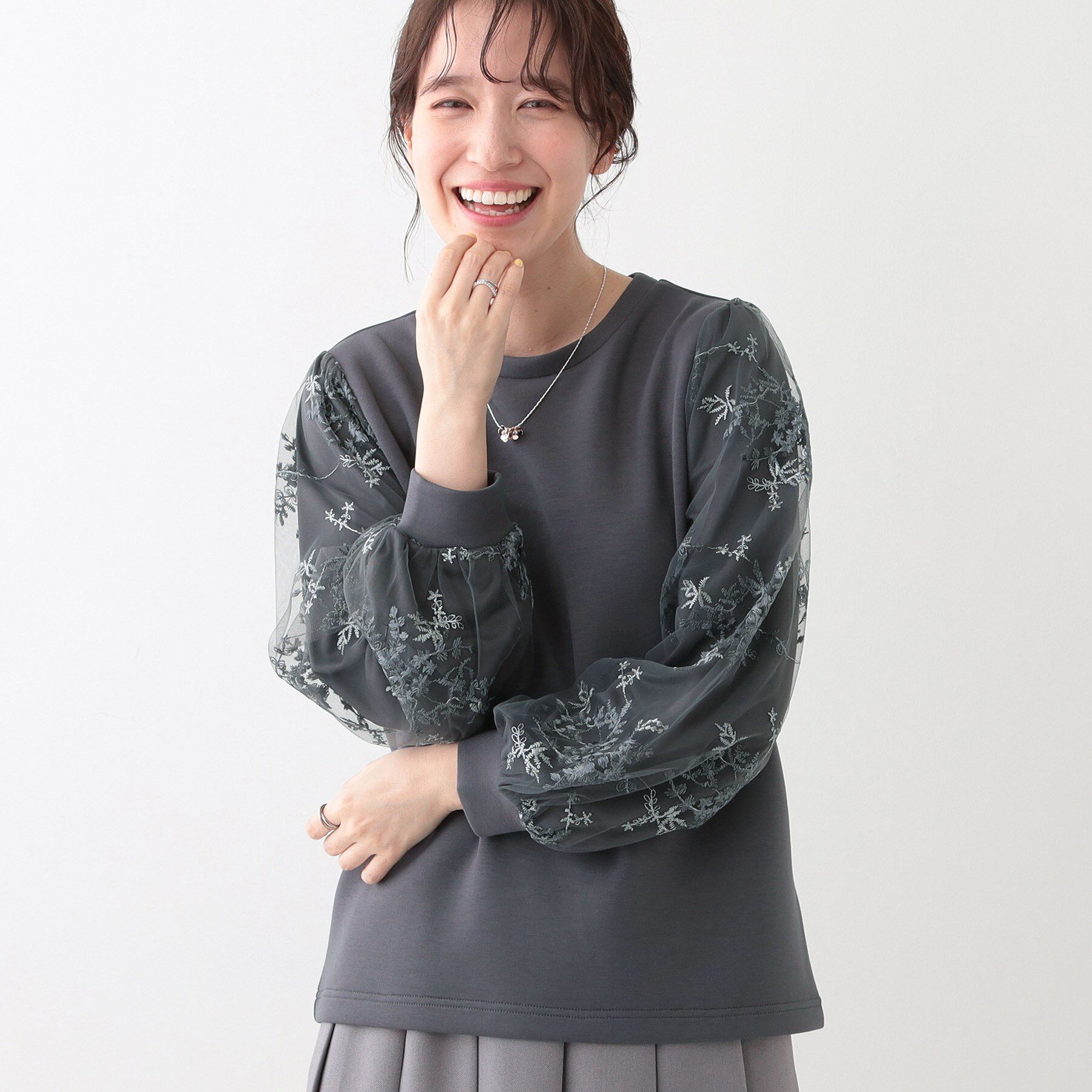 SHOO･LA･RUE「大人上品 お袖チュール刺繍 切替トップス」|Tシャツ・カットソー|チャコールグレー(0