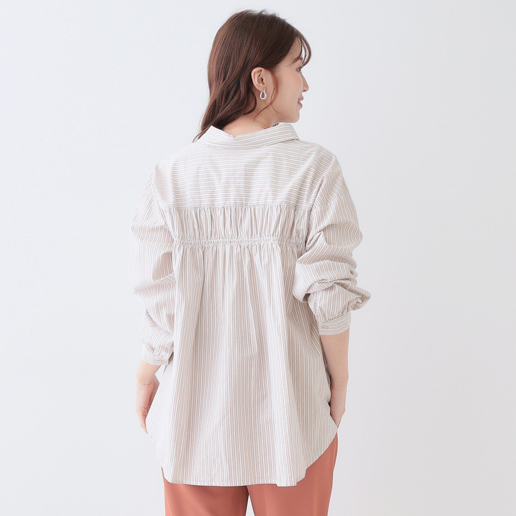 SHOO･LA･RUE「【洗える】バックギャザーがポイント 綿ワッシャー前開きシャツ」|シャツ・ブラウス|