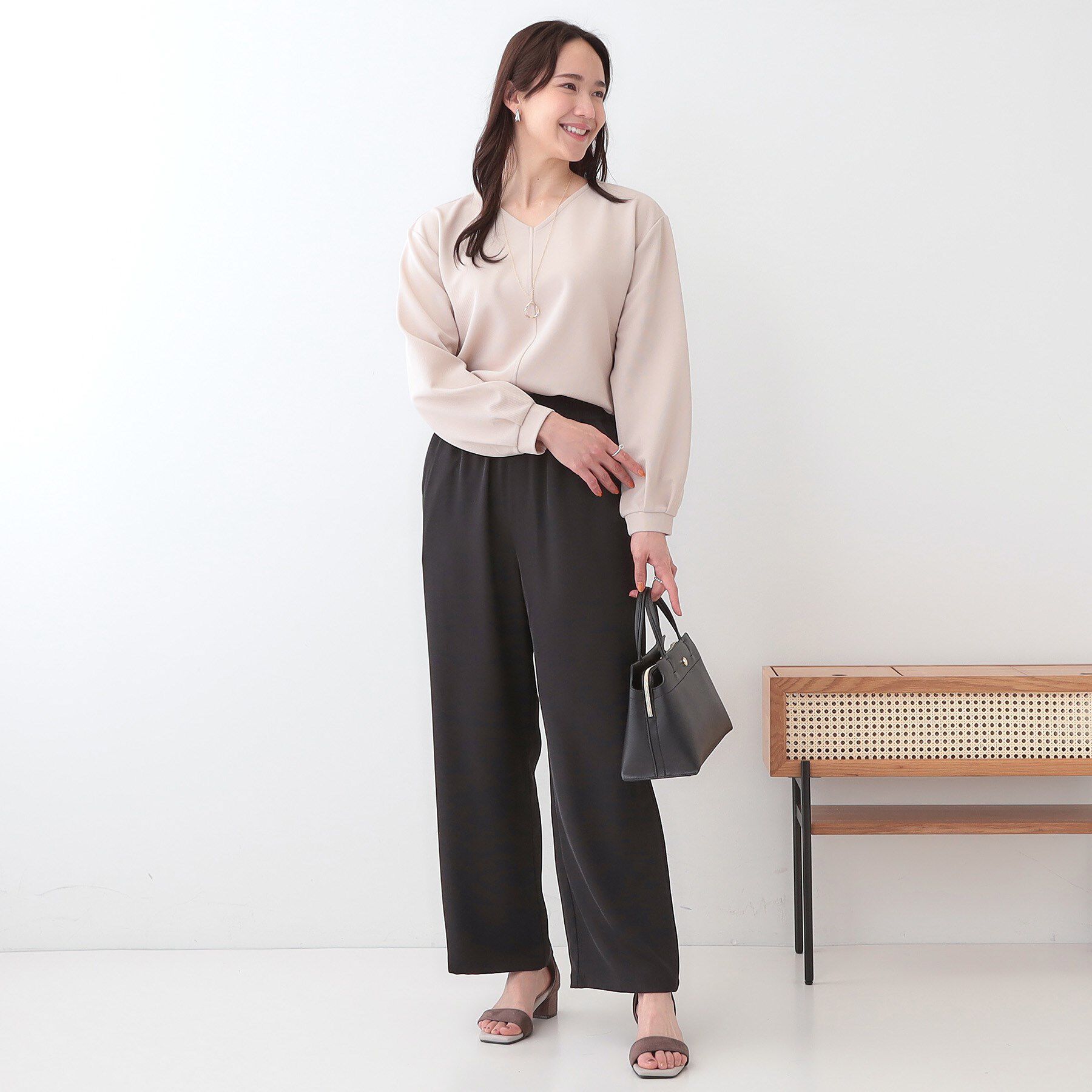 SHOO･LA･RUE「【S-LL/2点セット】大人の上品シルエット アクセ付き Vネックトップス」|シャツ・ブラウス|