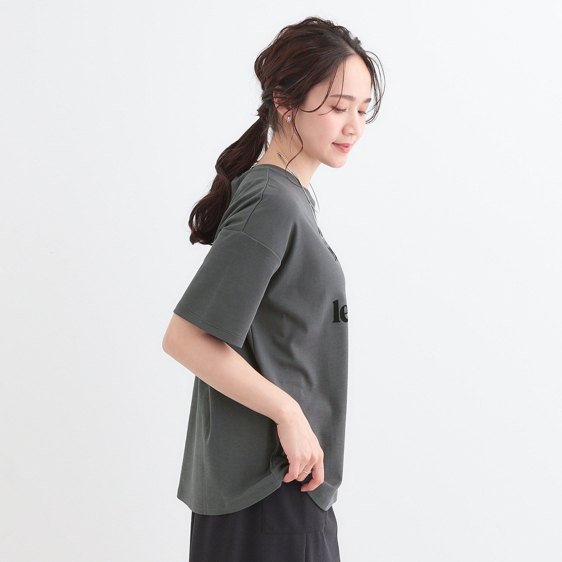 SHOO･LA･RUE「【S-LL】大人のきれいめカジュアルに フロッキーロゴTシャツ」|Tシャツ・カットソー|