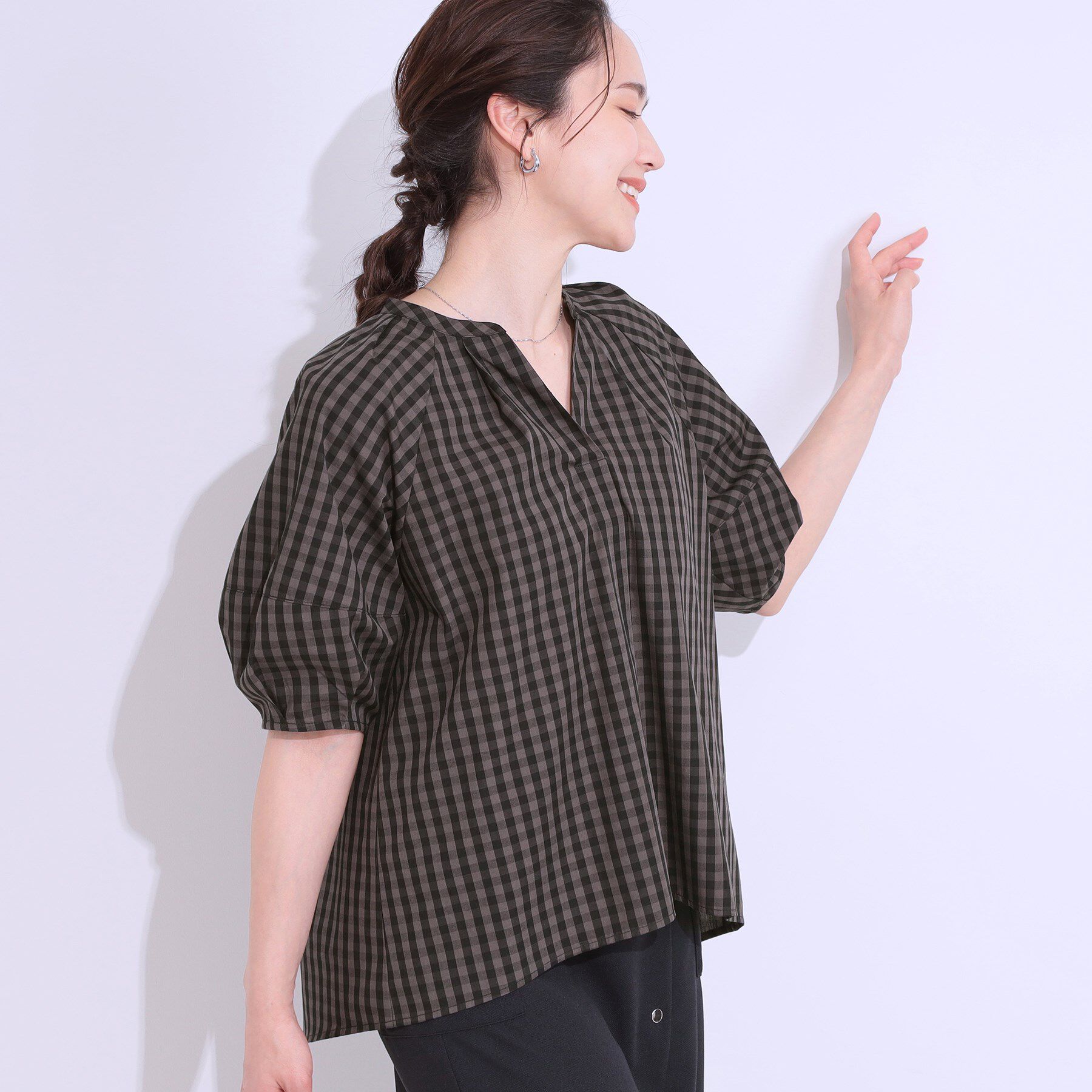 SHOO･LA･RUE「【洗える/S-LL】洗濯後しわになりにくい 5分袖スキッパーブラウス」|シャツ・ブラウス|チャコールグレー(2