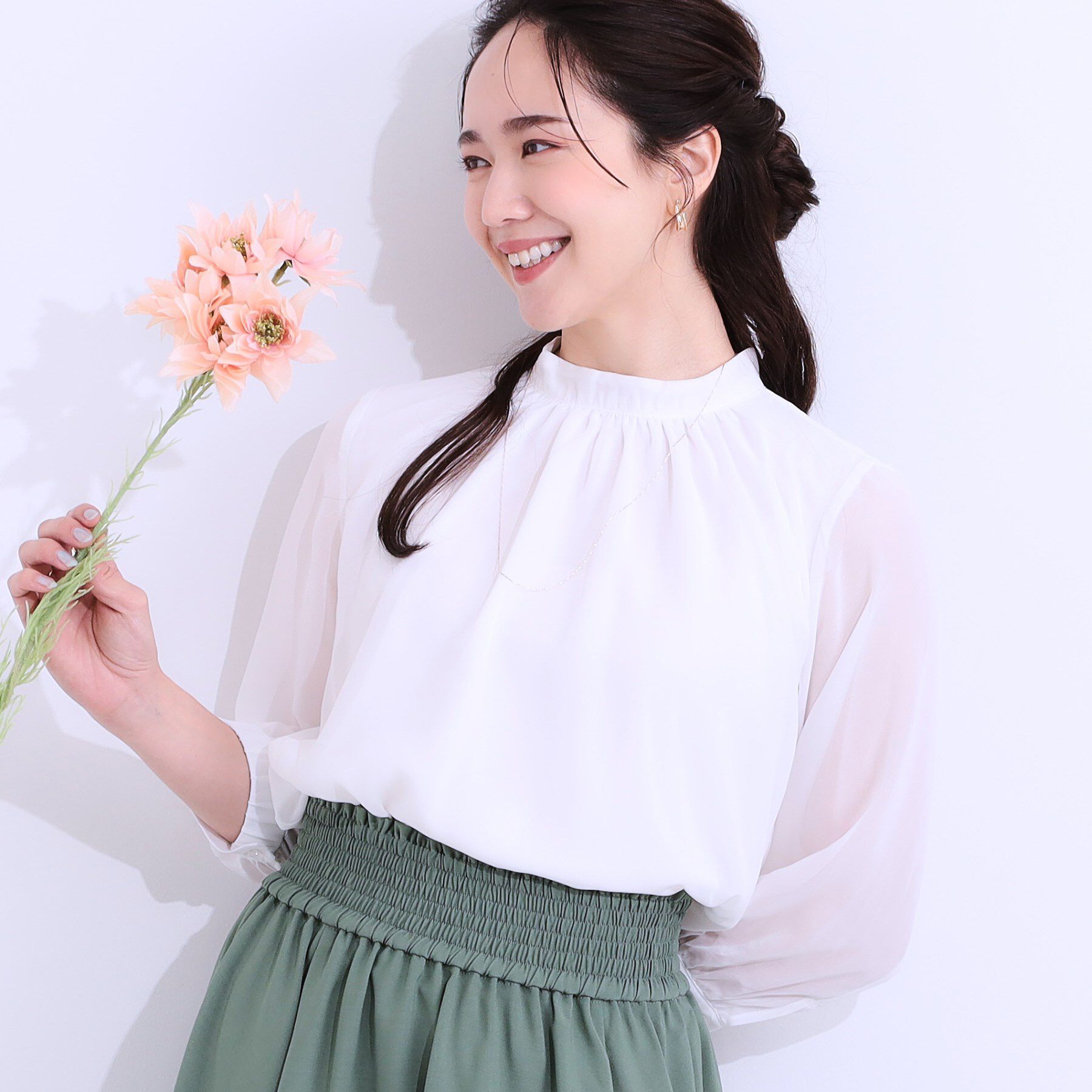 SHOO･LA･RUE「【S-LL】首元ギャザーが大人上品な シフォンブラウス」|シャツ・ブラウス|オフホワイト(003