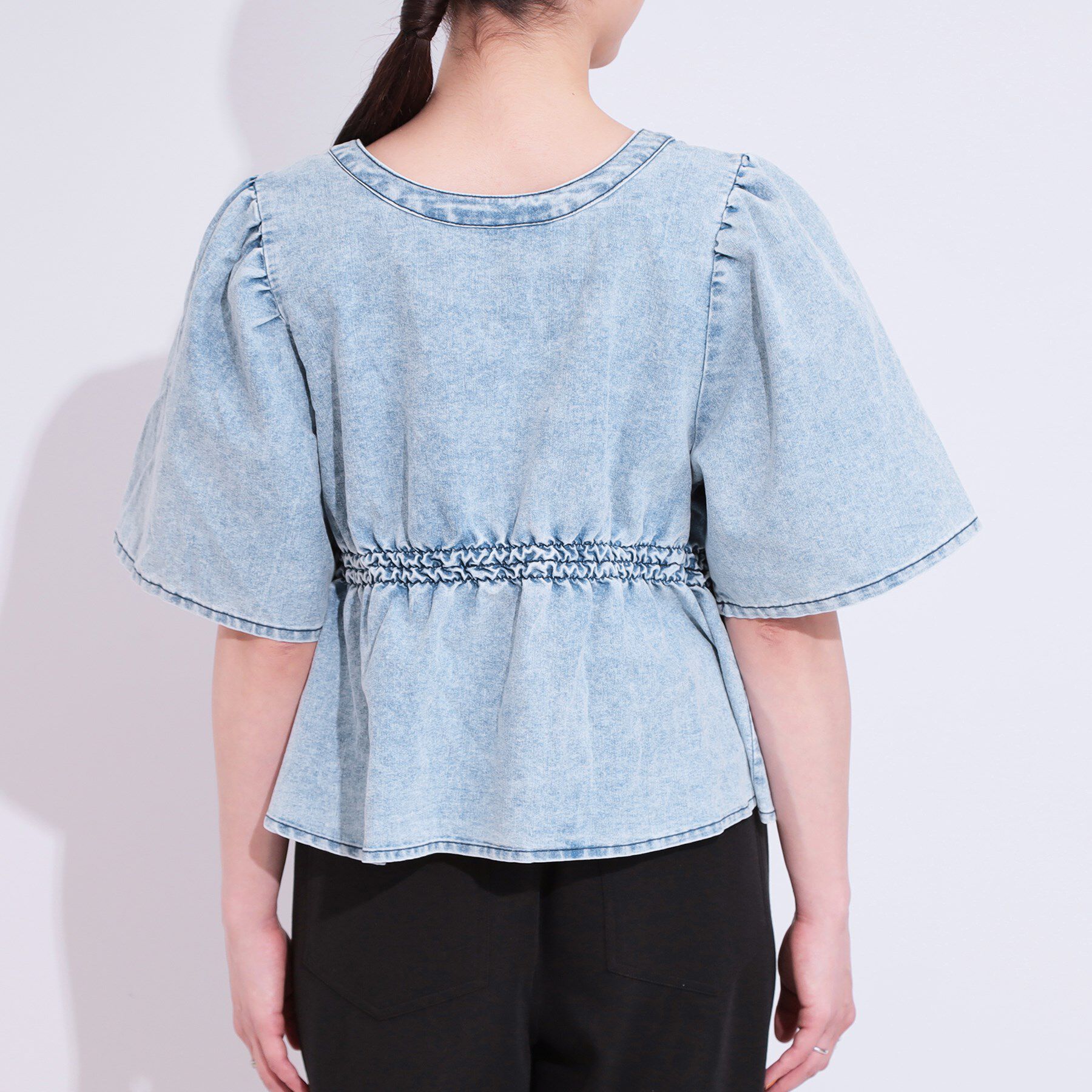 SHOO･LA･RUE「【前後2WAY/セットアップ可】ライトオンスデニム ペプラムリボントップス」|Tシャツ・カットソー|