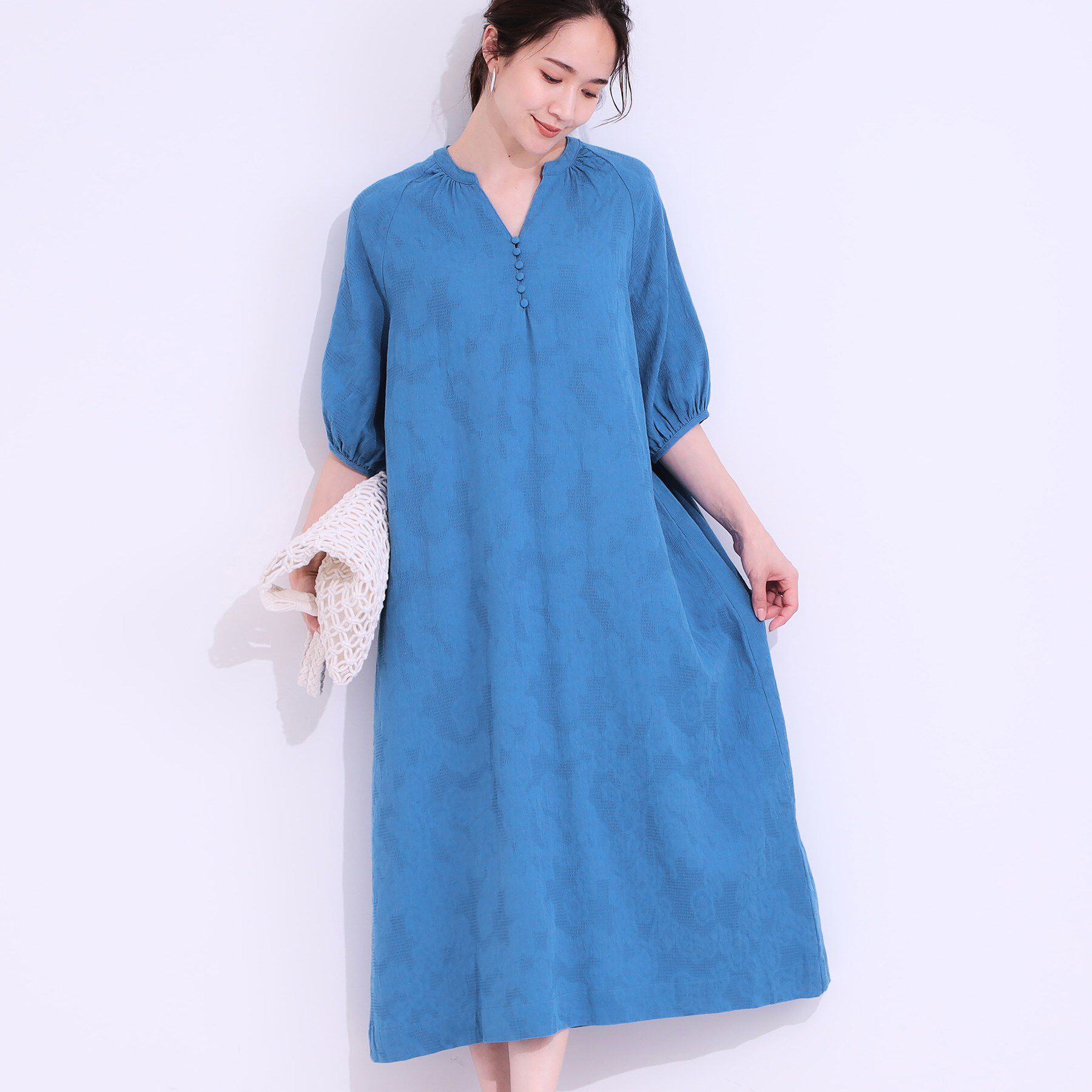 SHOO･LA･RUE「【S-LL/綿100%】上品さ漂う フラワージャカード 5分袖ワンピース」|ワンピース|ブルー(092)