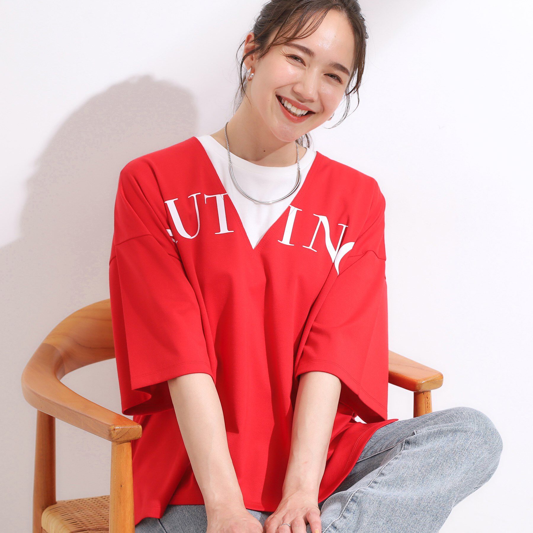 SHOO･LA･RUE「【洗える】Vネックですっきり見え ロゴトップス」|Tシャツ・カットソー|レッド(062)