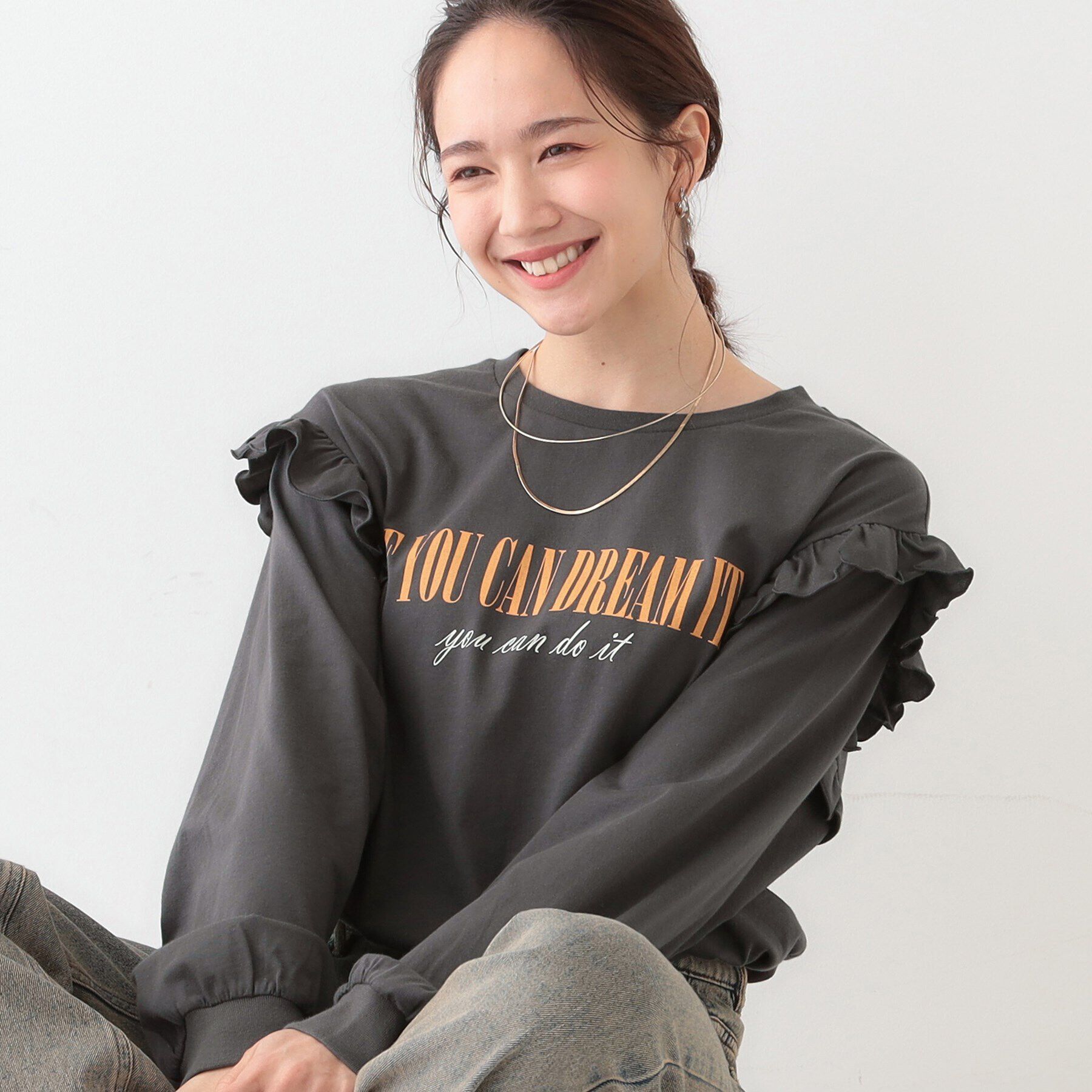 SHOO･LA･RUE「【S-LL/洗える】ショルダーフリルが目を惹く ロゴプリントロンT」|Tシャツ・カットソー|チャコールグレー(0