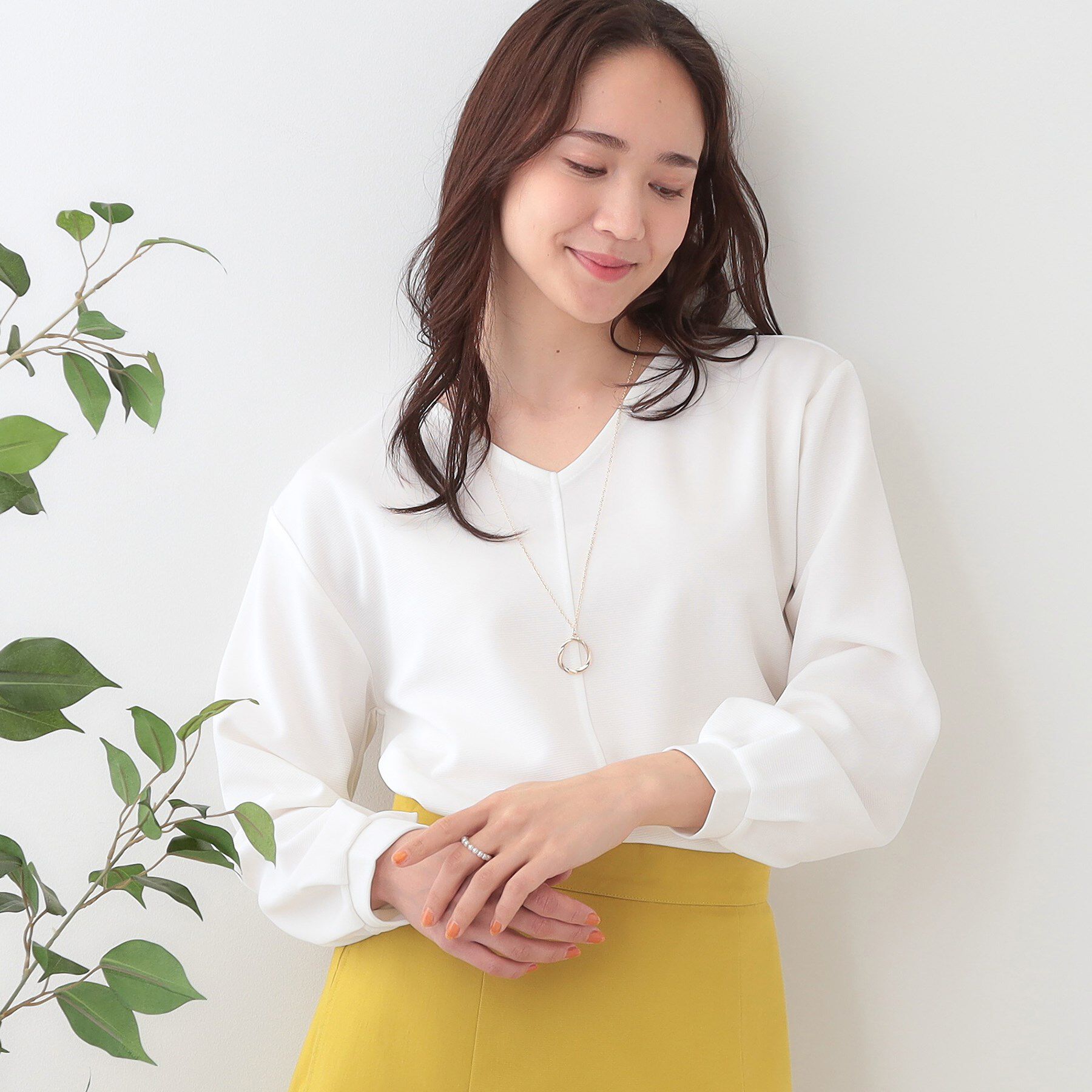 SHOO･LA･RUE「【S-LL/2点セット】大人の上品シルエット アクセ付き Vネックトップス」|シャツ・ブラウス|オフホワイト(003