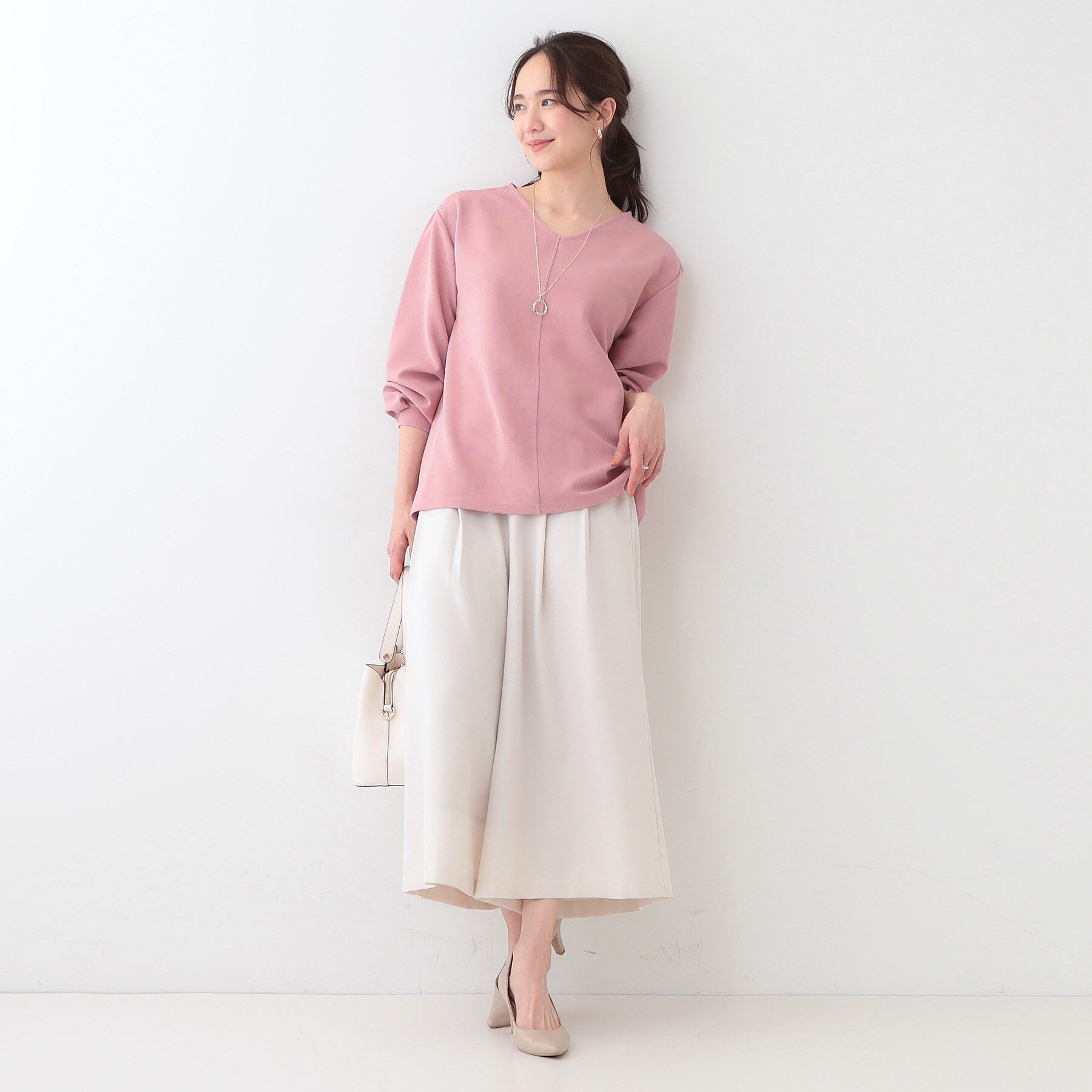 SHOO･LA･RUE「【S-LL/2点セット】大人の上品シルエット アクセ付き Vネックトップス」|シャツ・ブラウス|