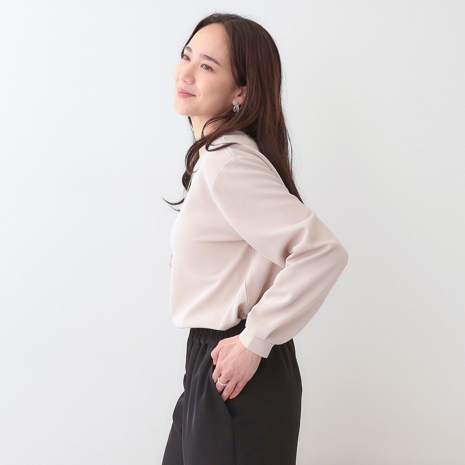 SHOO･LA･RUE「【S-LL/2点セット】大人の上品シルエット アクセ付き Vネックトップス」|シャツ・ブラウス|