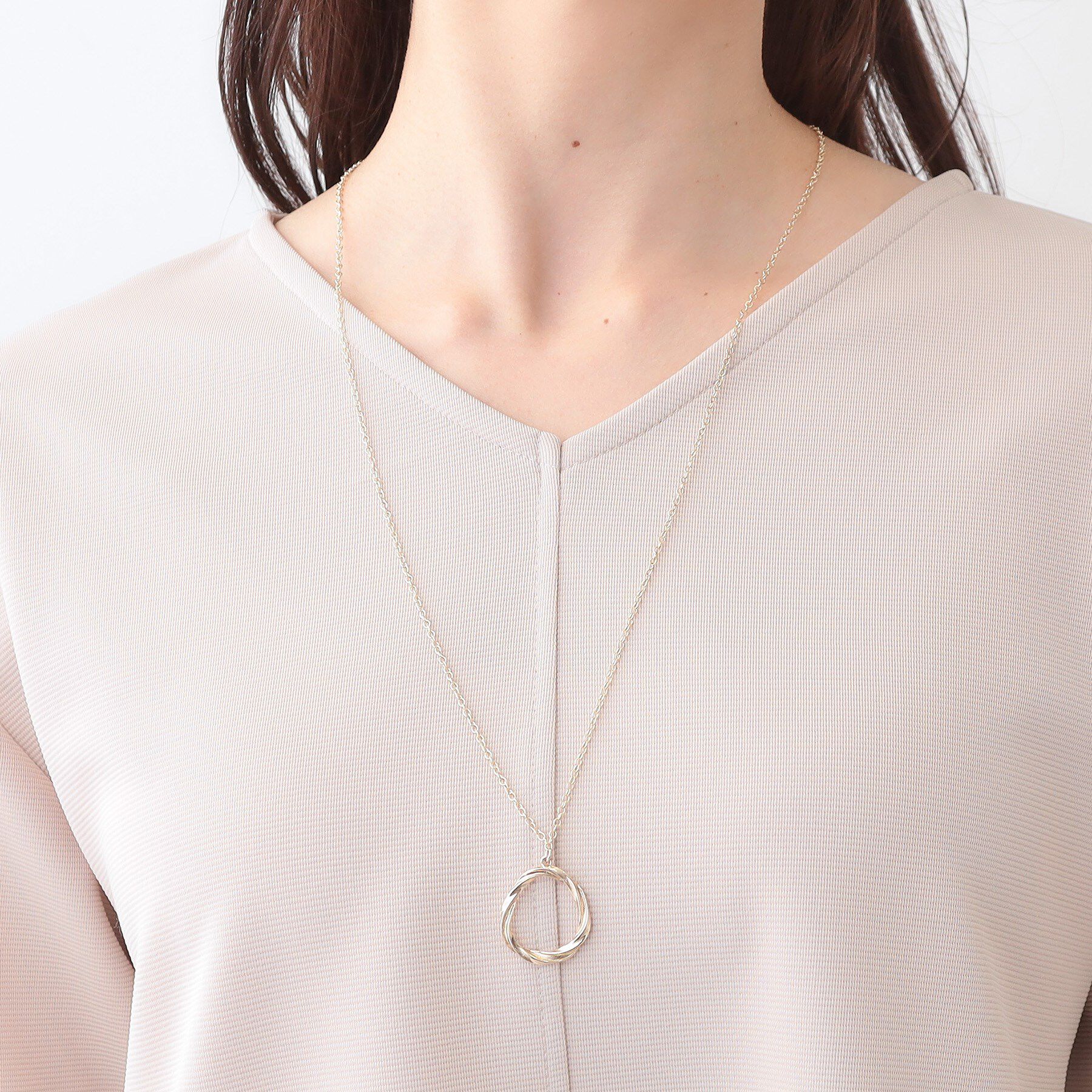 SHOO･LA･RUE「【S-LL/2点セット】大人の上品シルエット アクセ付き Vネックトップス」|シャツ・ブラウス|