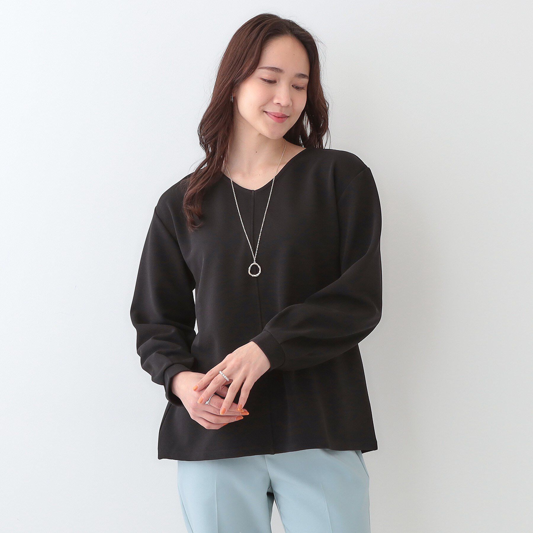 SHOO･LA･RUE「【S-LL/2点セット】大人の上品シルエット アクセ付き Vネックトップス」|シャツ・ブラウス|