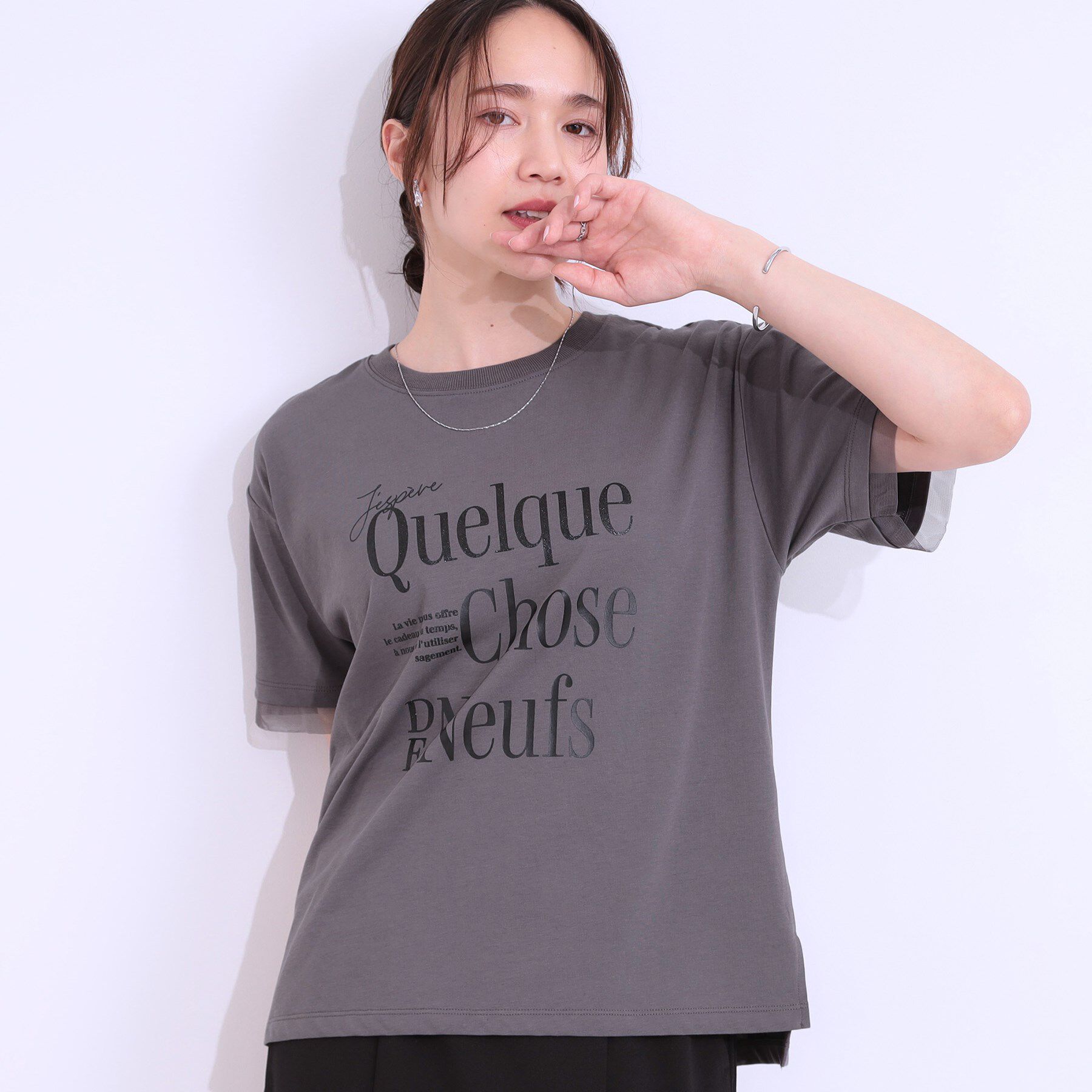 SHOO･LA･RUE「【ひんやり/UVカット】選べる3柄 お袖チュールで差をつける ロゴプリントTシャツ」|Tシャツ・カットソー|チャコールグレー(1
