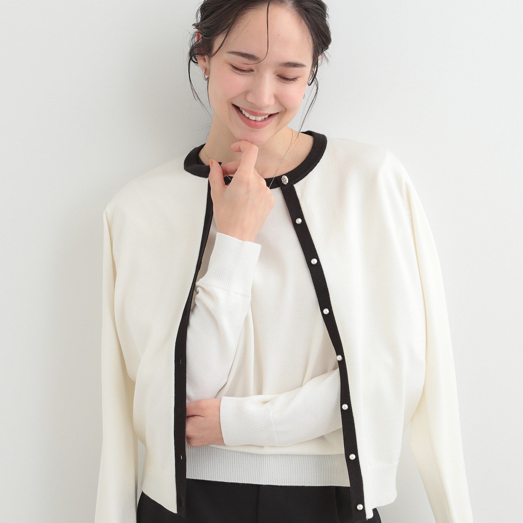 SHOO･LA･RUE「【洗濯機可/アンサンブル可】パール&times;ビジューがきらめく 上品クルーネックカーディガン」|カーディガン|ホワイト(301)