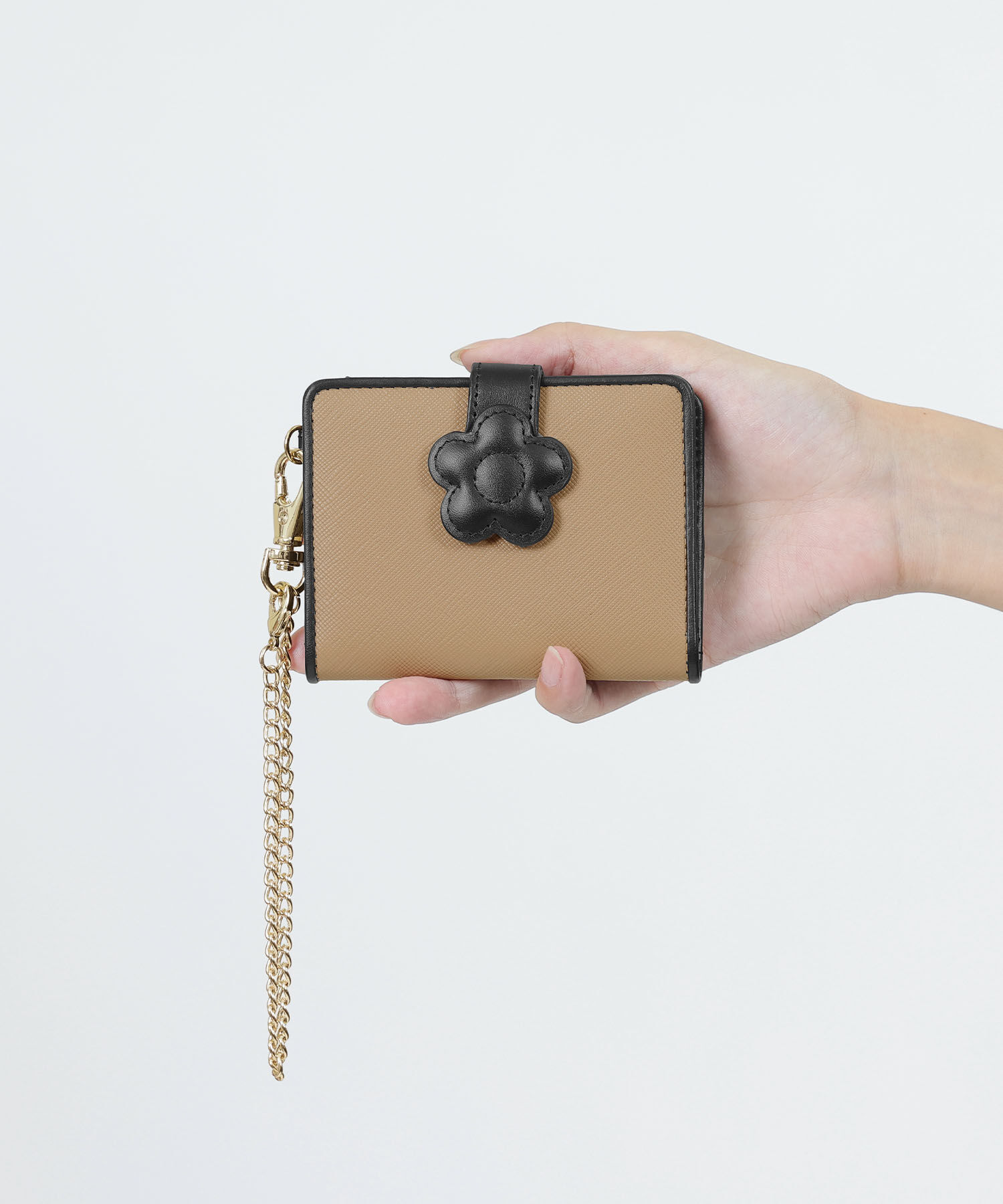 MARY QUANT「デイジーパッチスナップ2 パスケース」|定期入れ|ベージュ