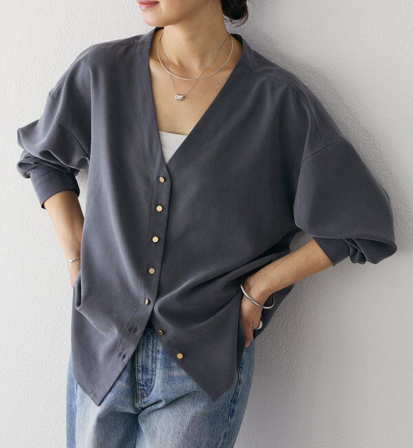  「【ドレープ感が女性らしい印象に】メタルボタンノーカラーブラウス」|シャツ・ブラウス|