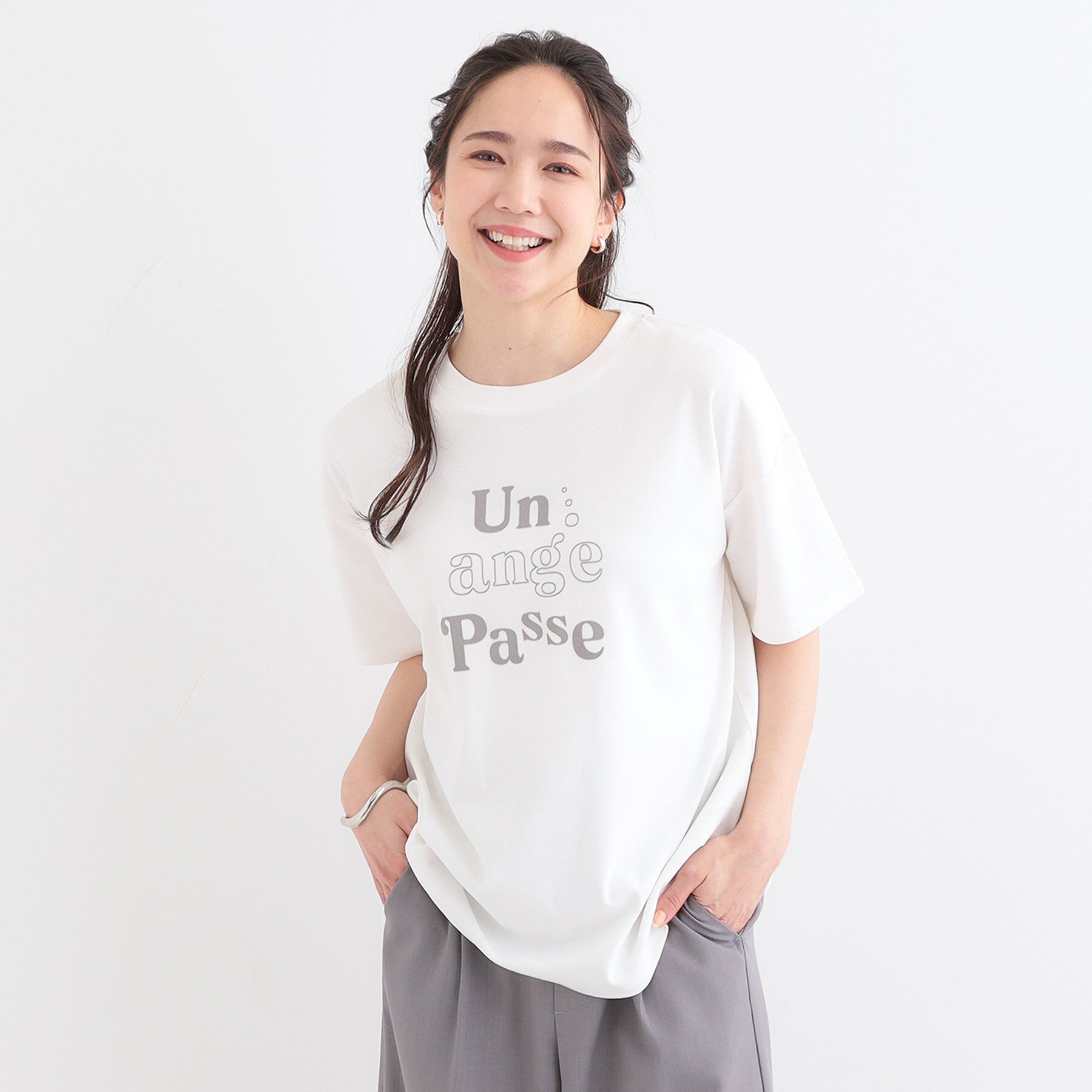 SHOO･LA･RUE「【S-LL】大人のきれいめカジュアルに フロッキーロゴTシャツ」|Tシャツ・カットソー|