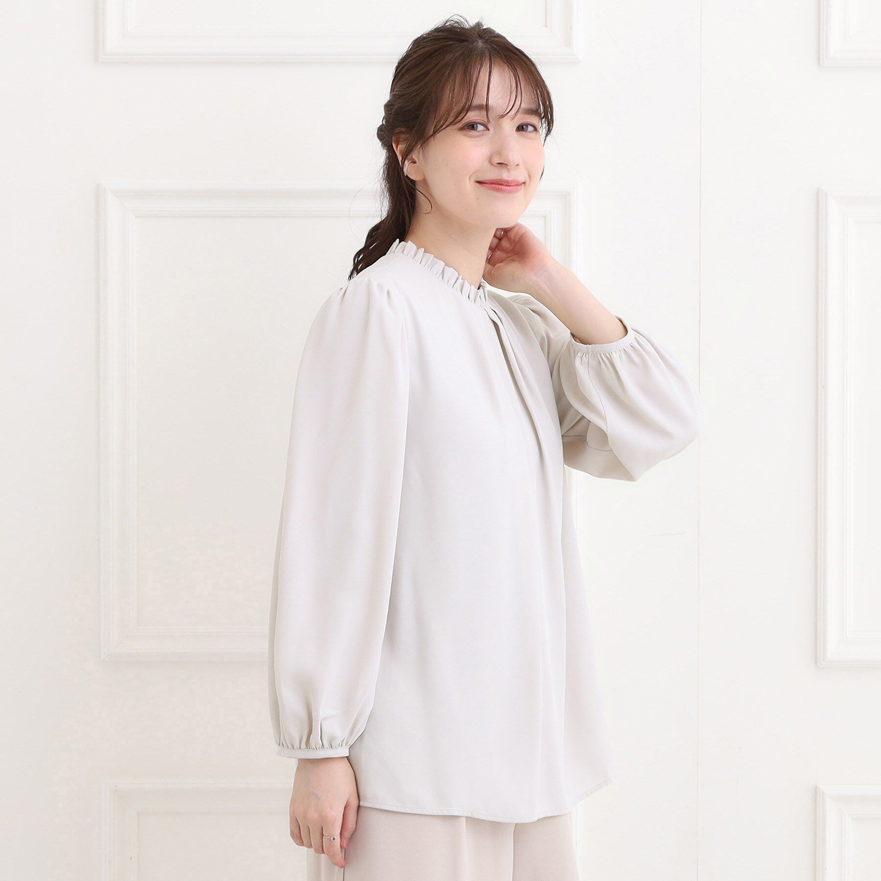 SHOO･LA･RUE「【洗濯機可/通勤/裏地つき】プチフリルで上品に クルーネックブラウス」|シャツ・ブラウス|