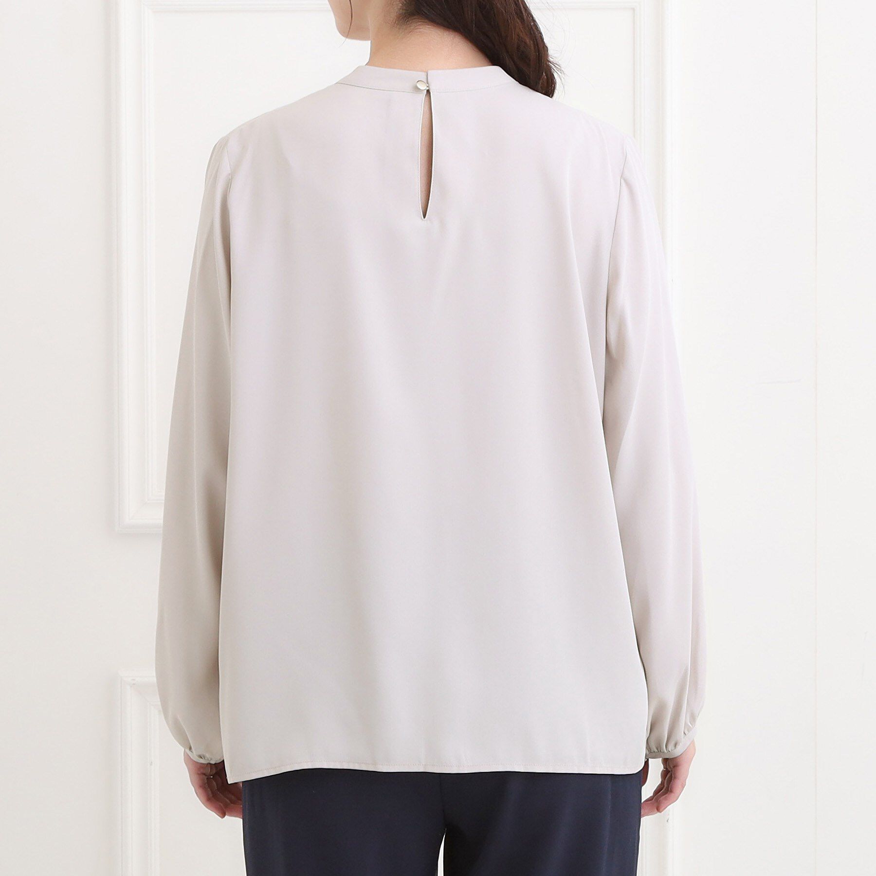 SHOO･LA･RUE「【洗濯機可/通勤】女性らしさとすっきり見えを叶える フロントプリーツブラウス」|シャツ・ブラウス|