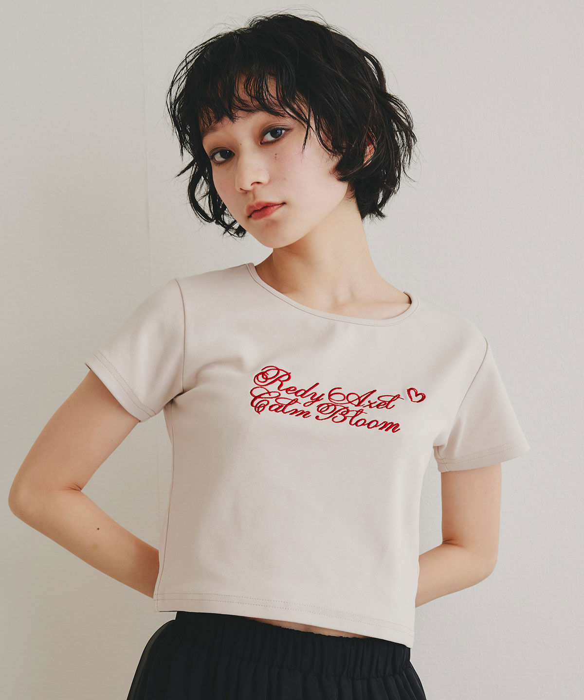 REDYAZEL「カリグラフィーロゴエンブロイダリークロップドTシャツ」|Tシャツ・カットソー|ベージュ