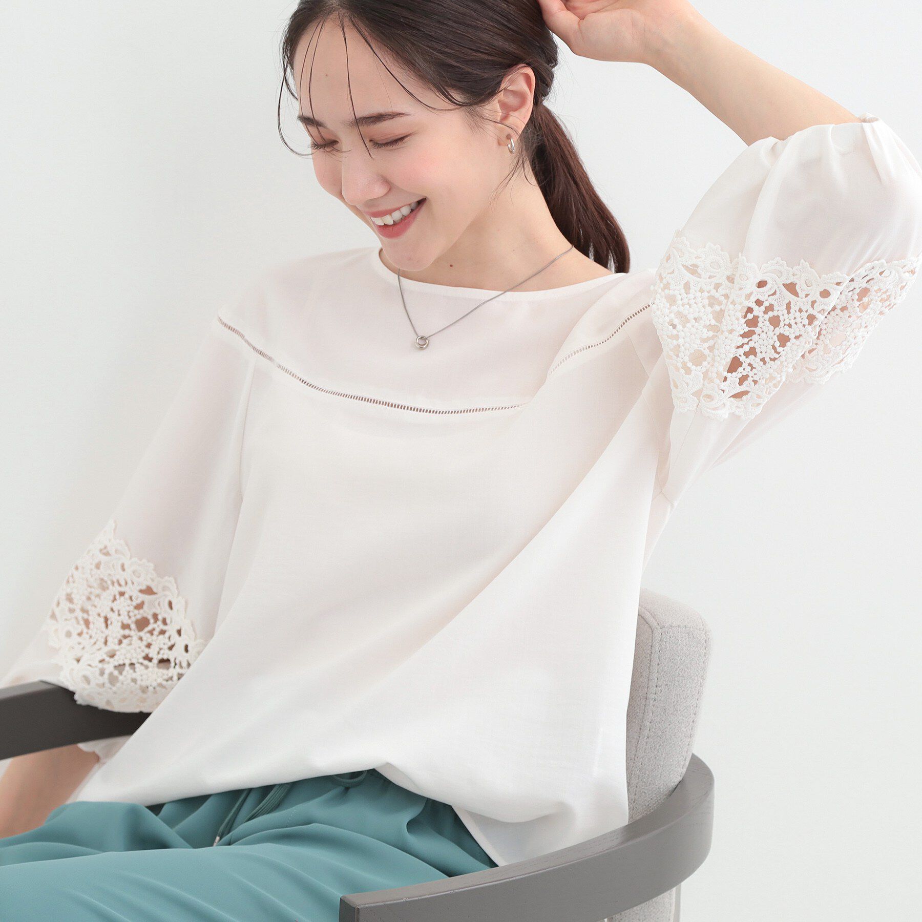 SHOO･LA･RUE「【洗濯機可/7分袖】インせず着られる 透かし編み柄が上品な レース切替シャツ」|シャツ・ブラウス|オフホワイト(003