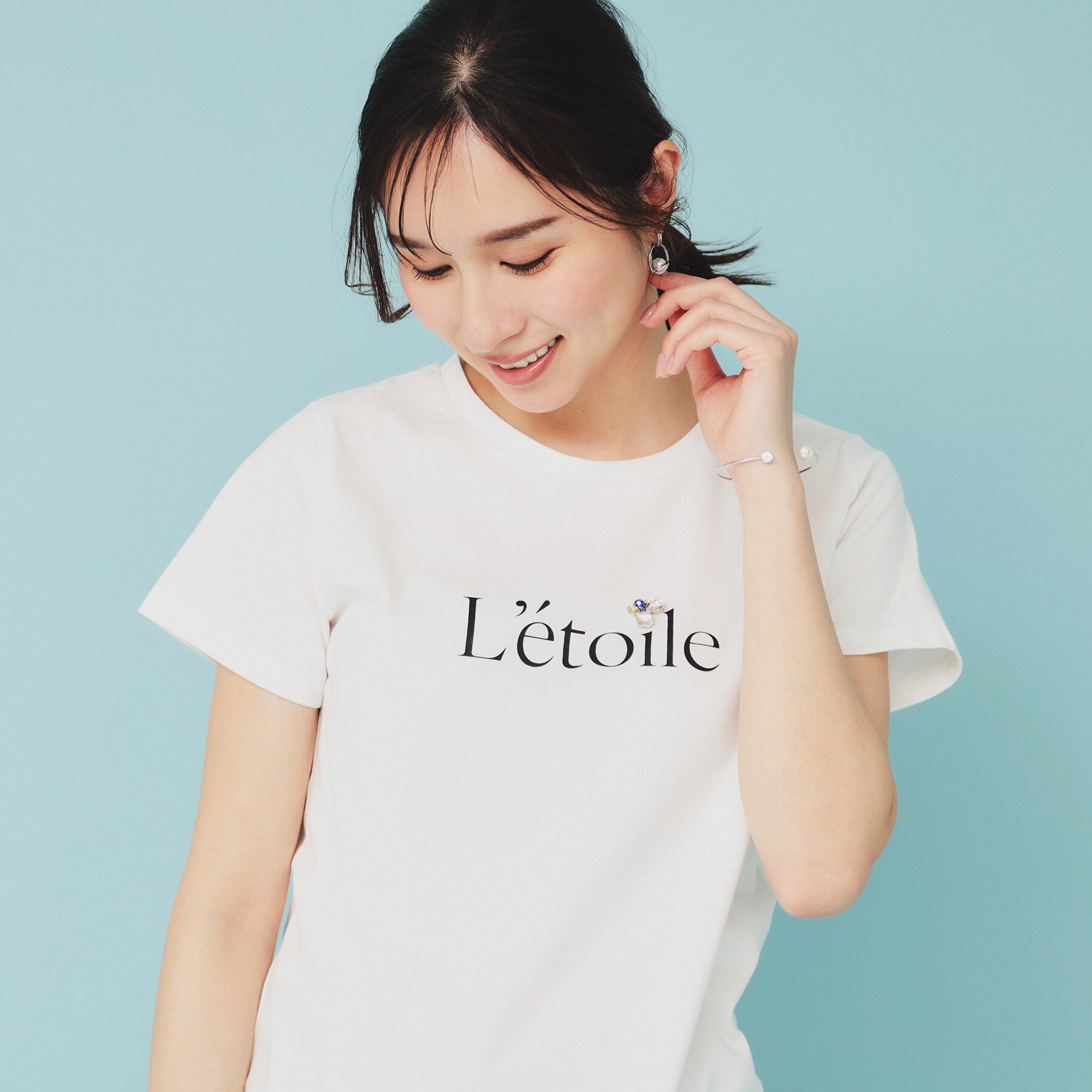 index「《美人百花掲載》ビジュー付きロゴTシャツ【接触冷感／UVケア／吸水速乾／汗ジミ防止／洗濯機洗い可】」|Tシャツ・カットソー|