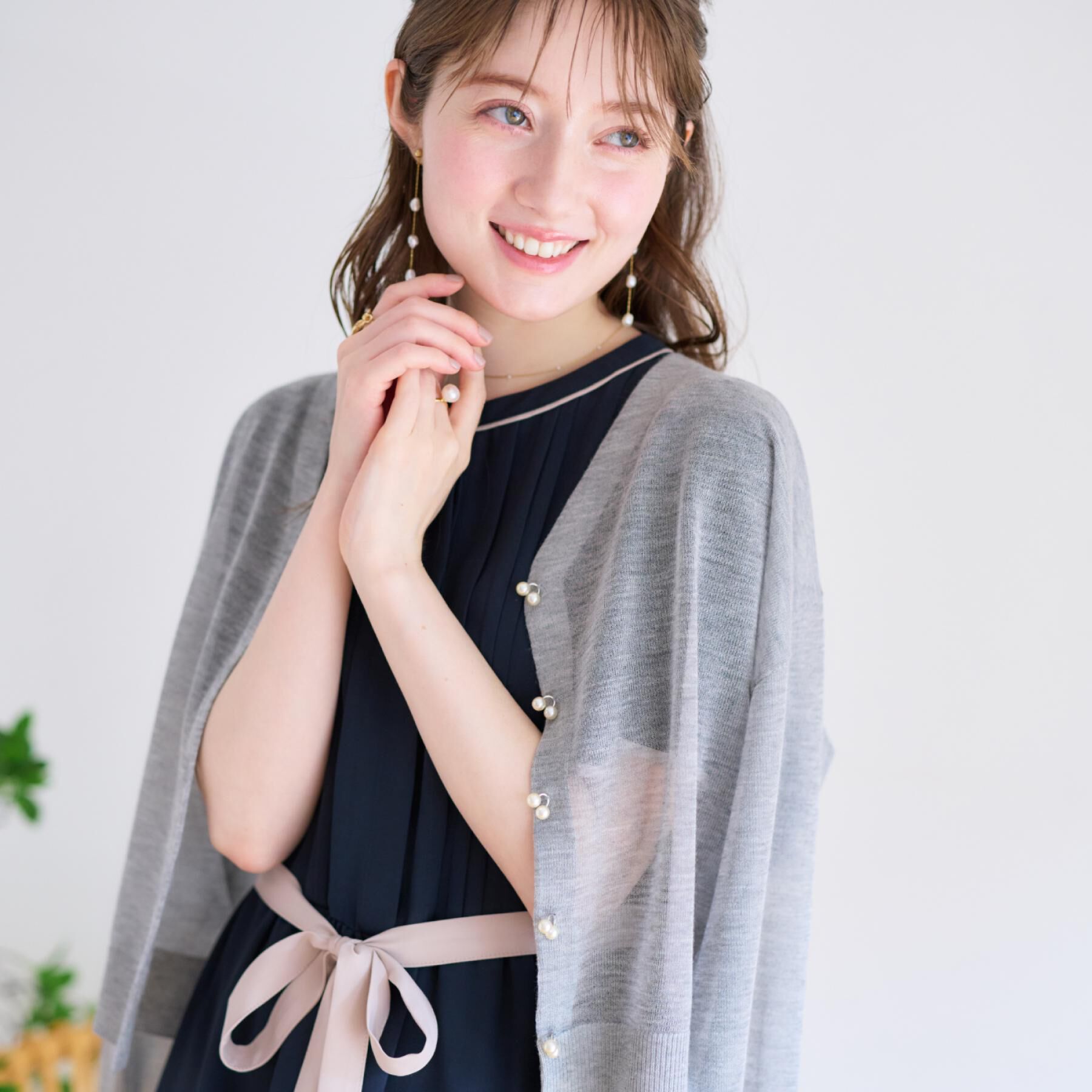 Couture broach「【上品な透け感・通勤】ダブルパール調釦シアーカーディガン」|カーディガン|