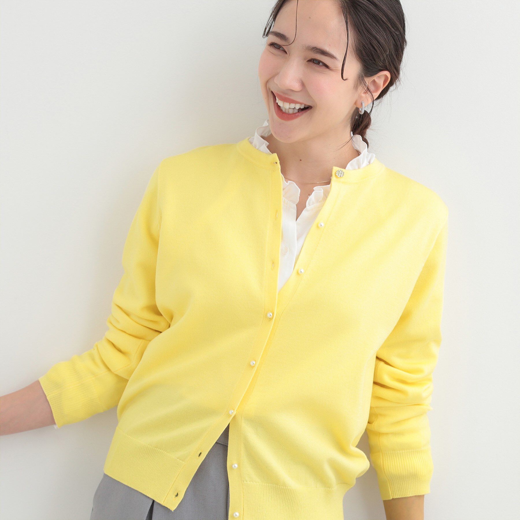SHOO･LA･RUE「【洗濯機可/アンサンブル可】パール&times;ビジューがきらめく 上品クルーネックカーディガン」|カーディガン|イエロー(031)