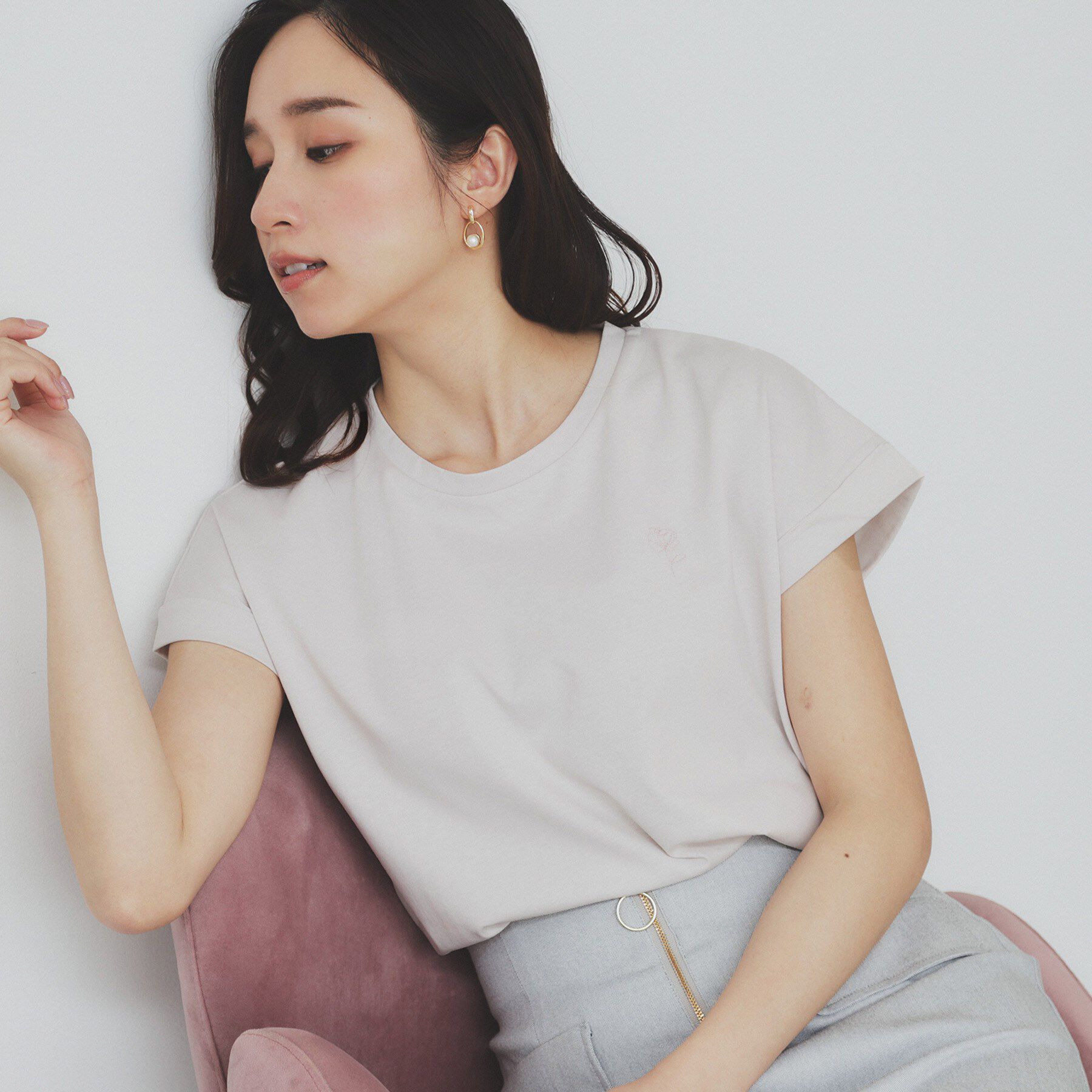 index「《6色展開／S-3Lサイズ》フラワー刺繍Tシャツ【汗ジミ防止／吸水速乾／接触冷感／UVケア／洗濯機洗」|Tシャツ・カットソー|グレージュ(050)