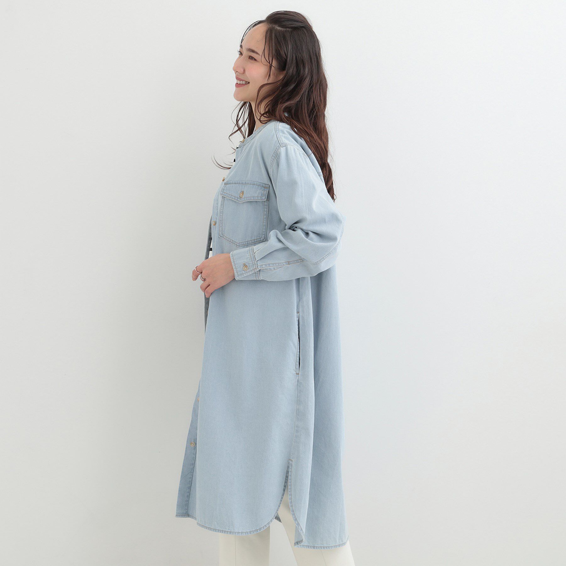 SHOO･LA･RUE「【ライトオンスデニム/S-LL/体型カバー】首元すっきり ワンピにもなるロングデニムシャツ」|ワンピース|