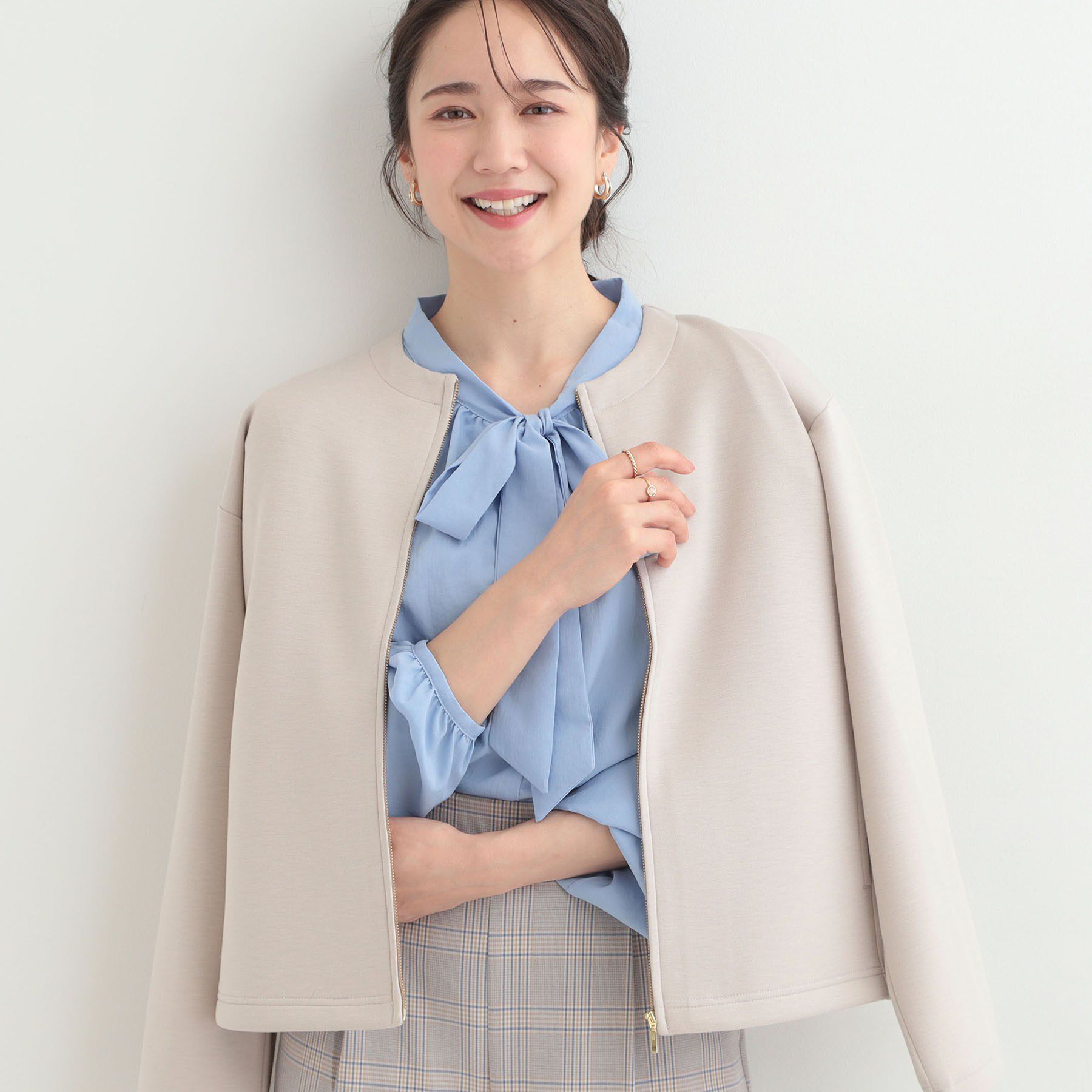 SHOO･LA･RUE「【セットアップ可/S-LL/なめらかタッチ】大人のきれいめスタイルに ノーカラージップブルゾン」|ブルゾン・スタジャン|グレージュ(050)