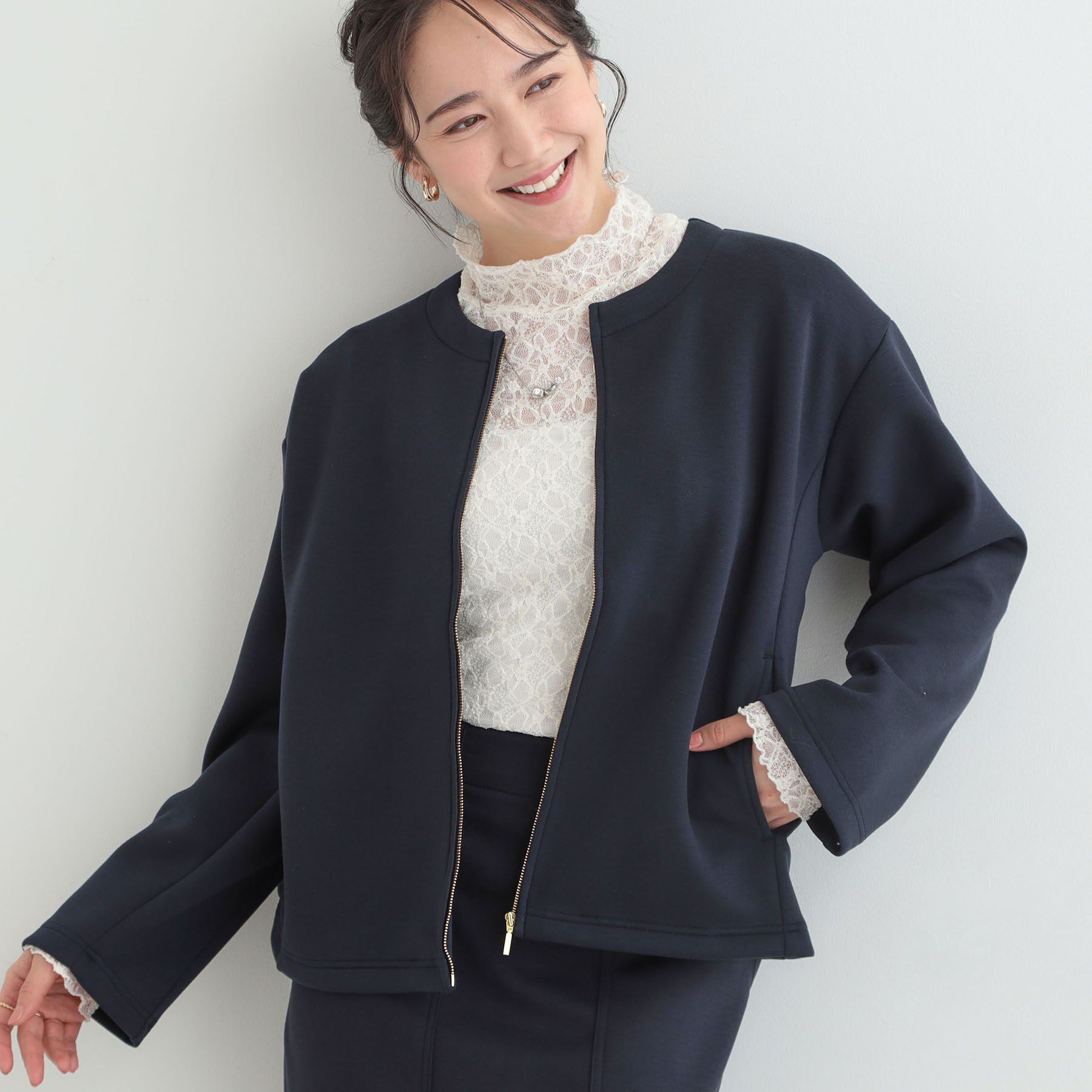 SHOO･LA･RUE「【セットアップ可/S-LL/なめらかタッチ】大人のきれいめスタイルに ノーカラージップブルゾン」|ブルゾン・スタジャン|ネイビー(094)