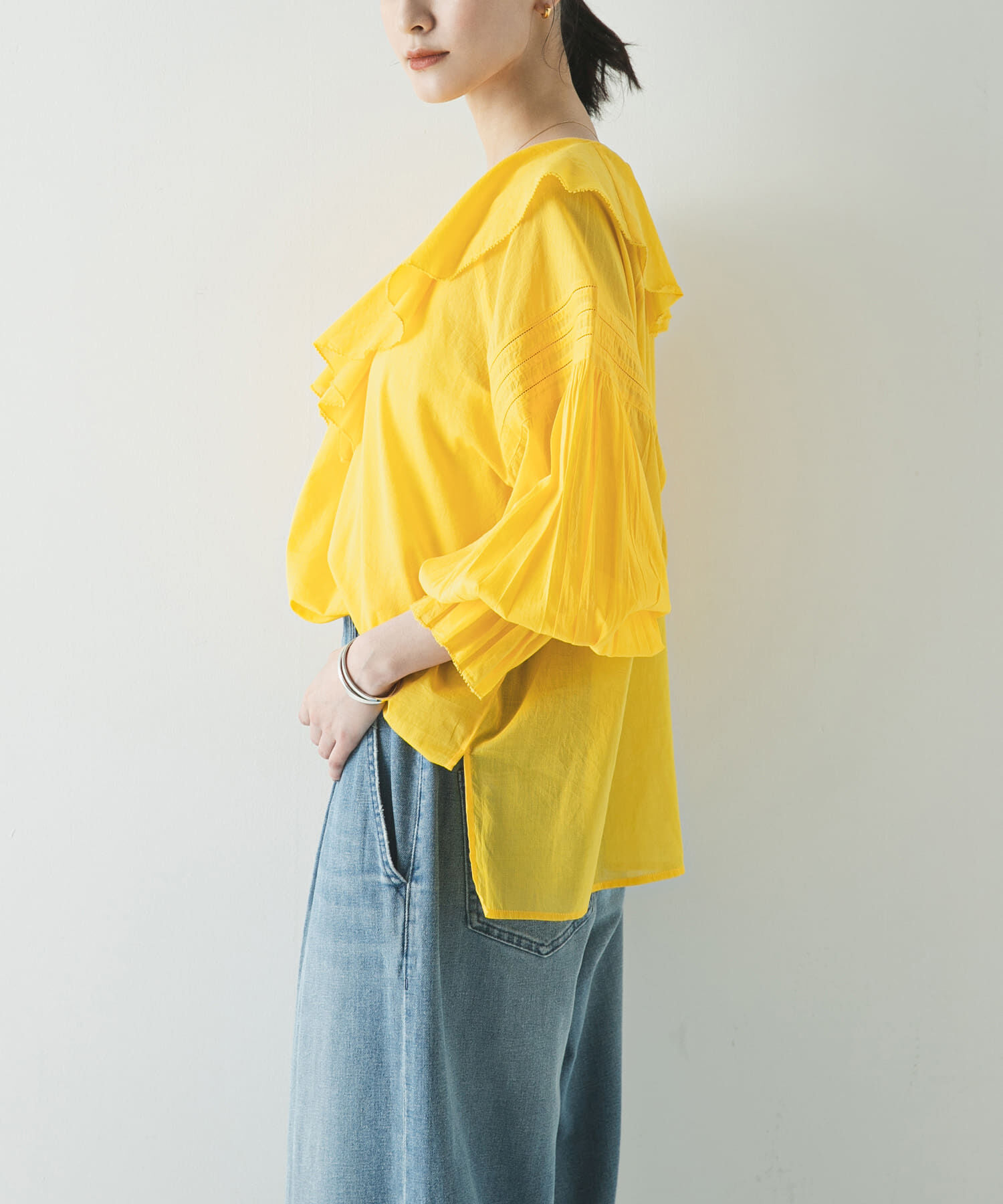 URBAN RESEARCH「『一部WEB限定カラー』コットンボイルラッフルブラウス」|シャツ・ブラウス|
