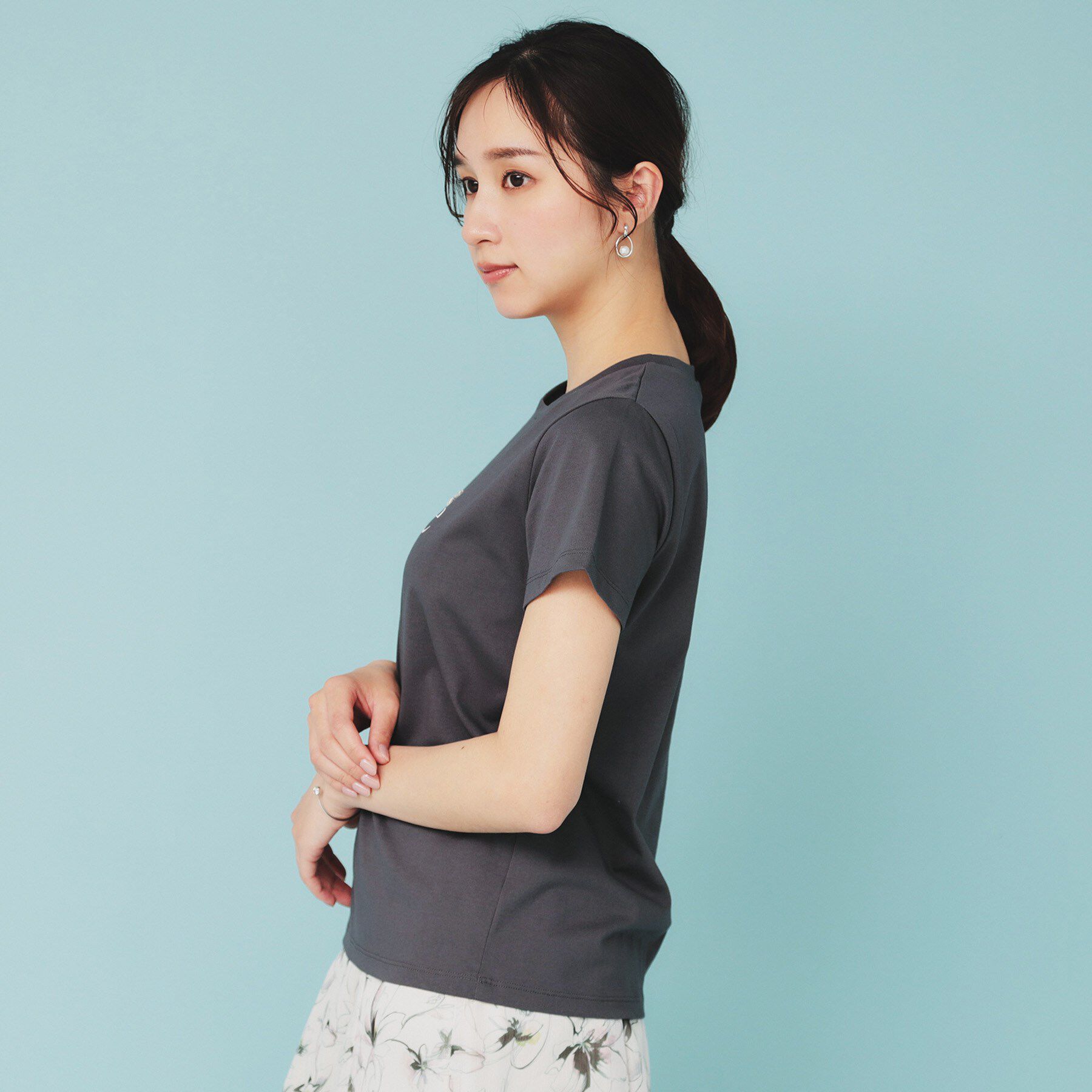 index「《美人百花掲載》ビジュー付きロゴTシャツ【接触冷感／UVケア／吸水速乾／汗ジミ防止／洗濯機洗い可】」|Tシャツ・カットソー|