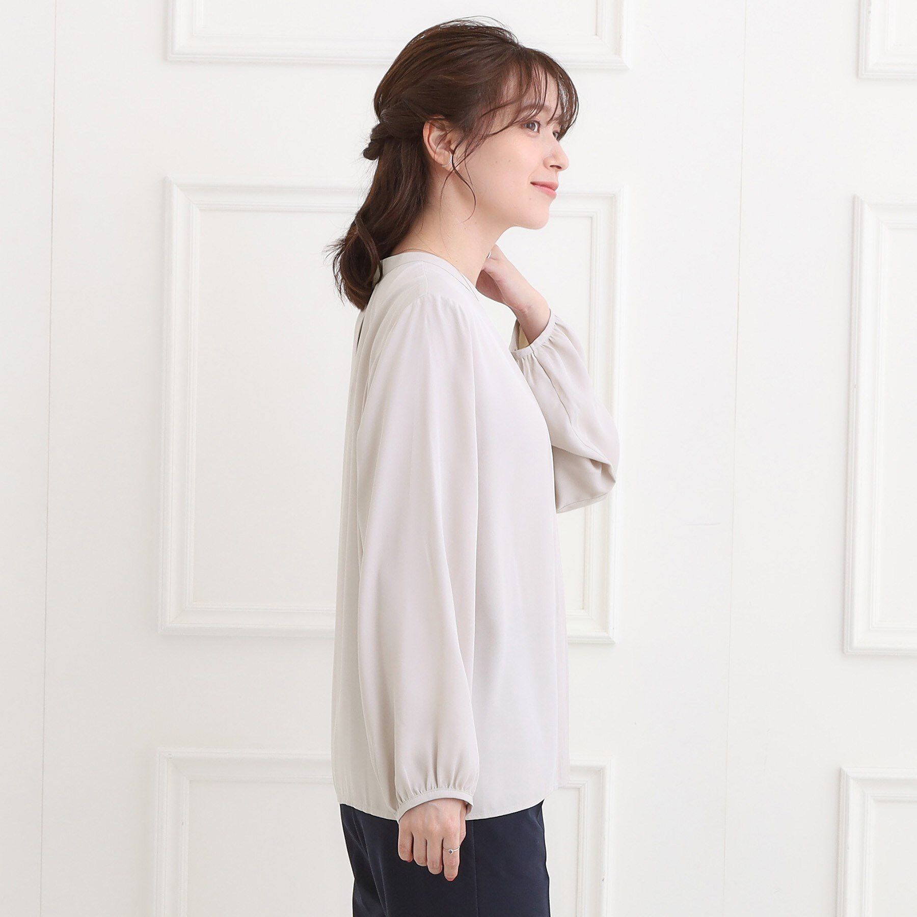 SHOO･LA･RUE「【洗濯機可/通勤】女性らしさとすっきり見えを叶える フロントプリーツブラウス」|シャツ・ブラウス|