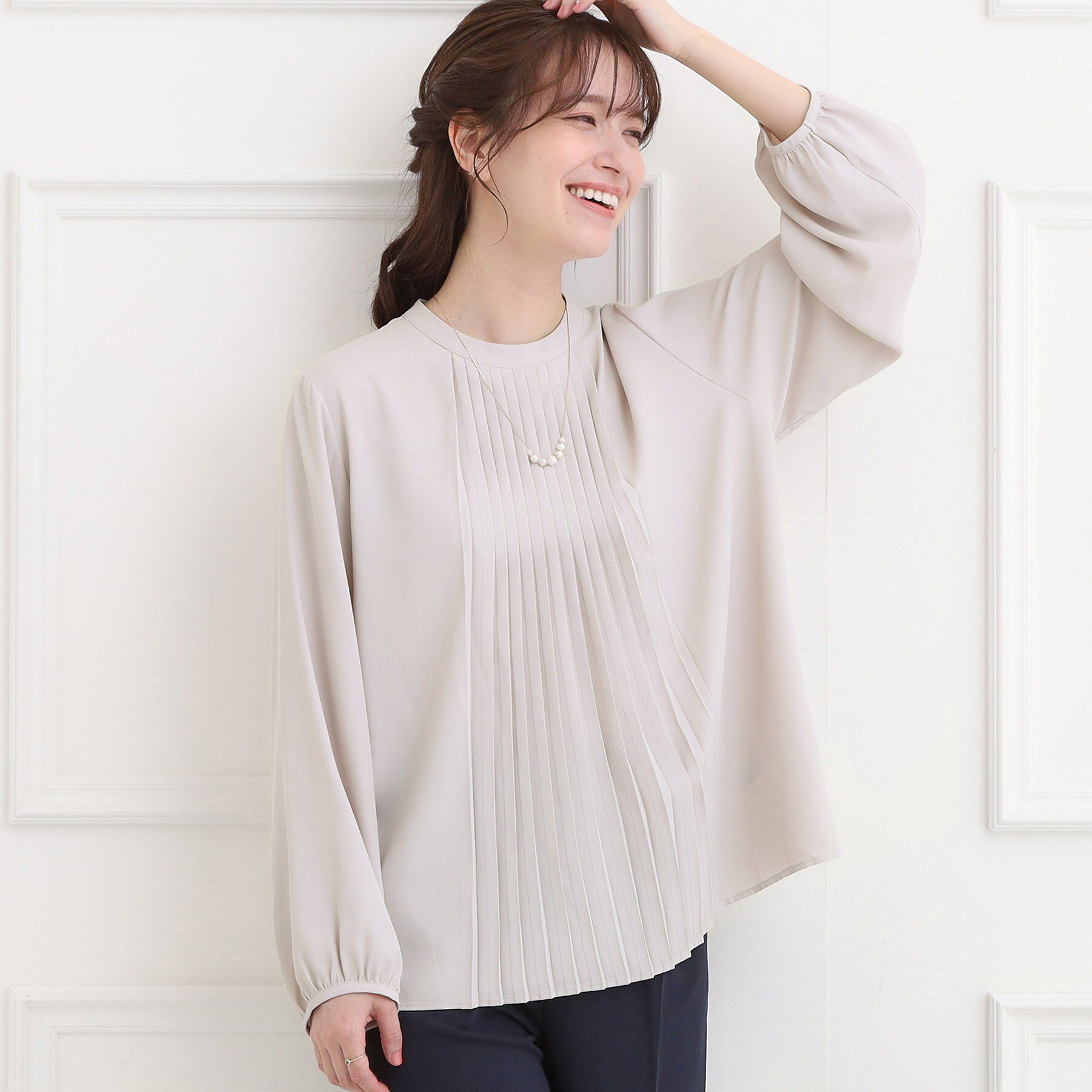 SHOO･LA･RUE「【洗濯機可/通勤】女性らしさとすっきり見えを叶える フロントプリーツブラウス」|シャツ・ブラウス|ライトベージュ(05