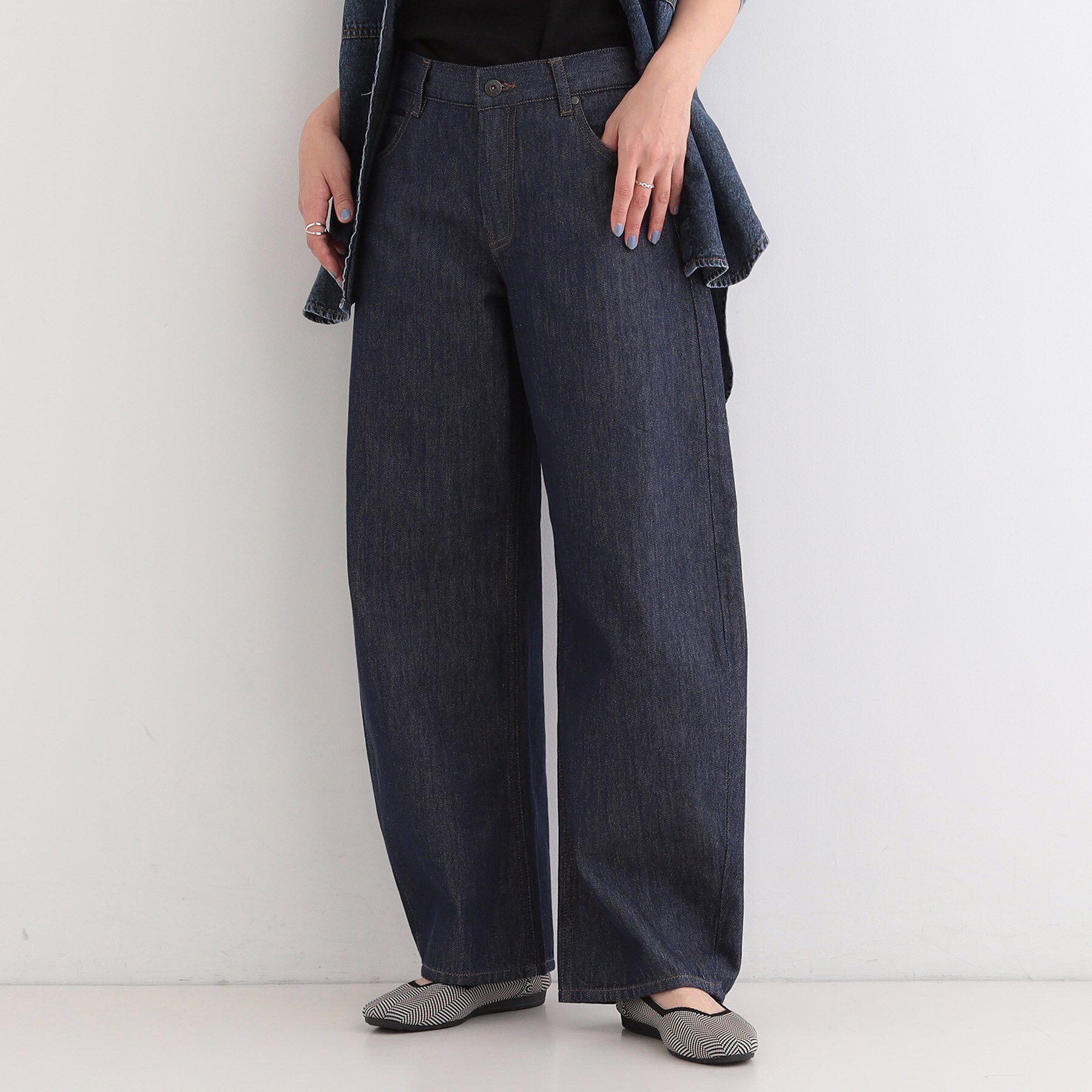 SHOO･LA･RUE「【SHOO・LA・RUE DENIM】ゆるっと決まる こなれカーブデニムパンツ」|デニム|ネイビー(094)