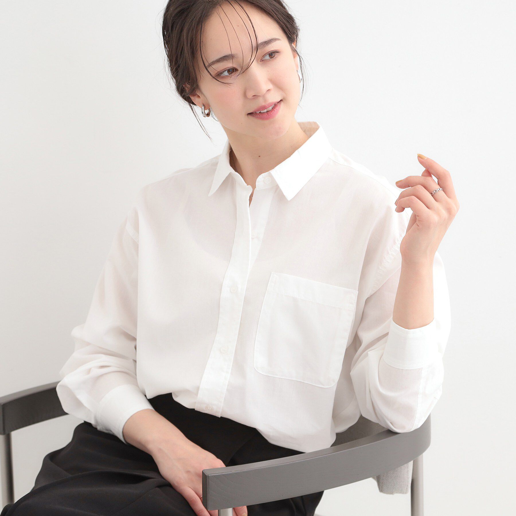 SHOO･LA･RUE「【選べる色・柄/S-LL】通年使える レギュラーカラーシャツ」|シャツ・ブラウス|ホワイト(001)