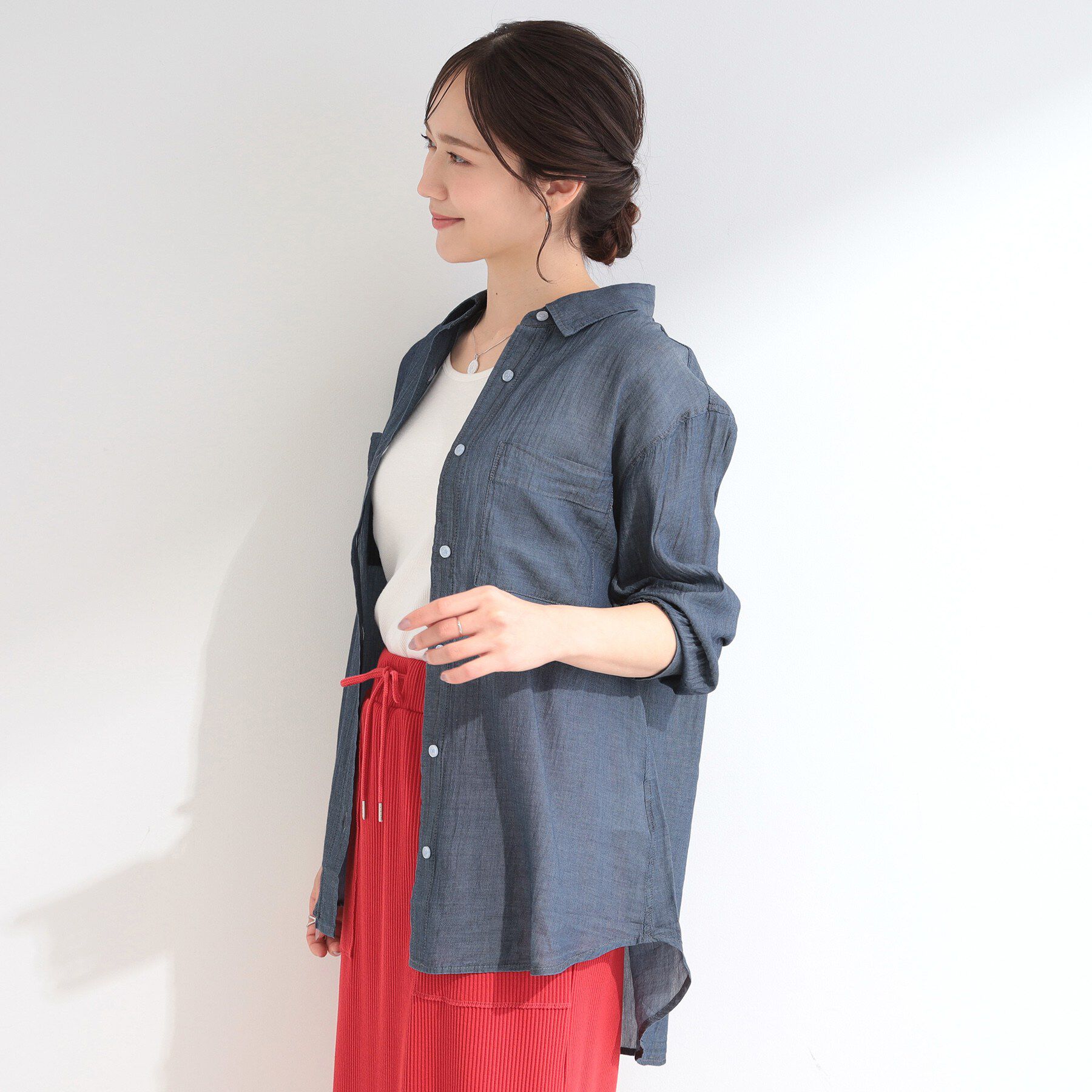 SHOO･LA･RUE「【綿100%/UV/S-LL/体型カバー】優しく透ける 柔らかシアーデニムシャツ」|シャツ・ブラウス|