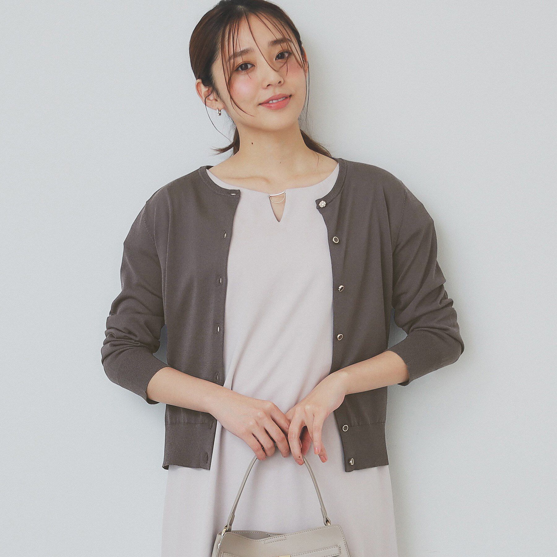 index「《7色展開／XS-LLサイズ》ビジューボタンニットカーディガン【洗濯機洗い可／抗ピル／接触冷感】」|カーディガン|チャコールグレー(8