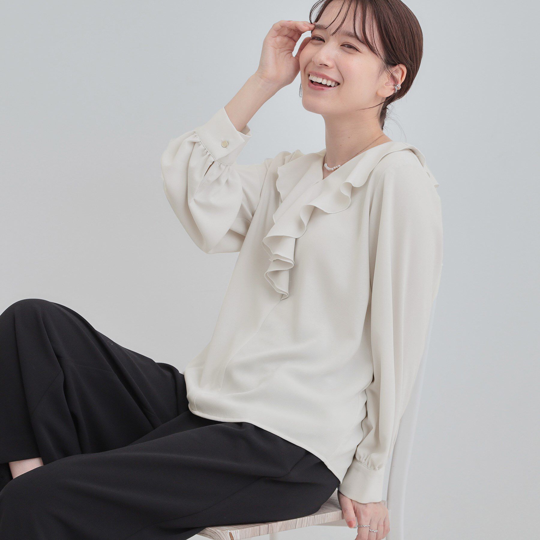 SHOO･LA･RUE「【洗濯機可/通勤】お顔周りを華やかに フリル襟ブラウス」|シャツ・ブラウス|ライトグレー(011