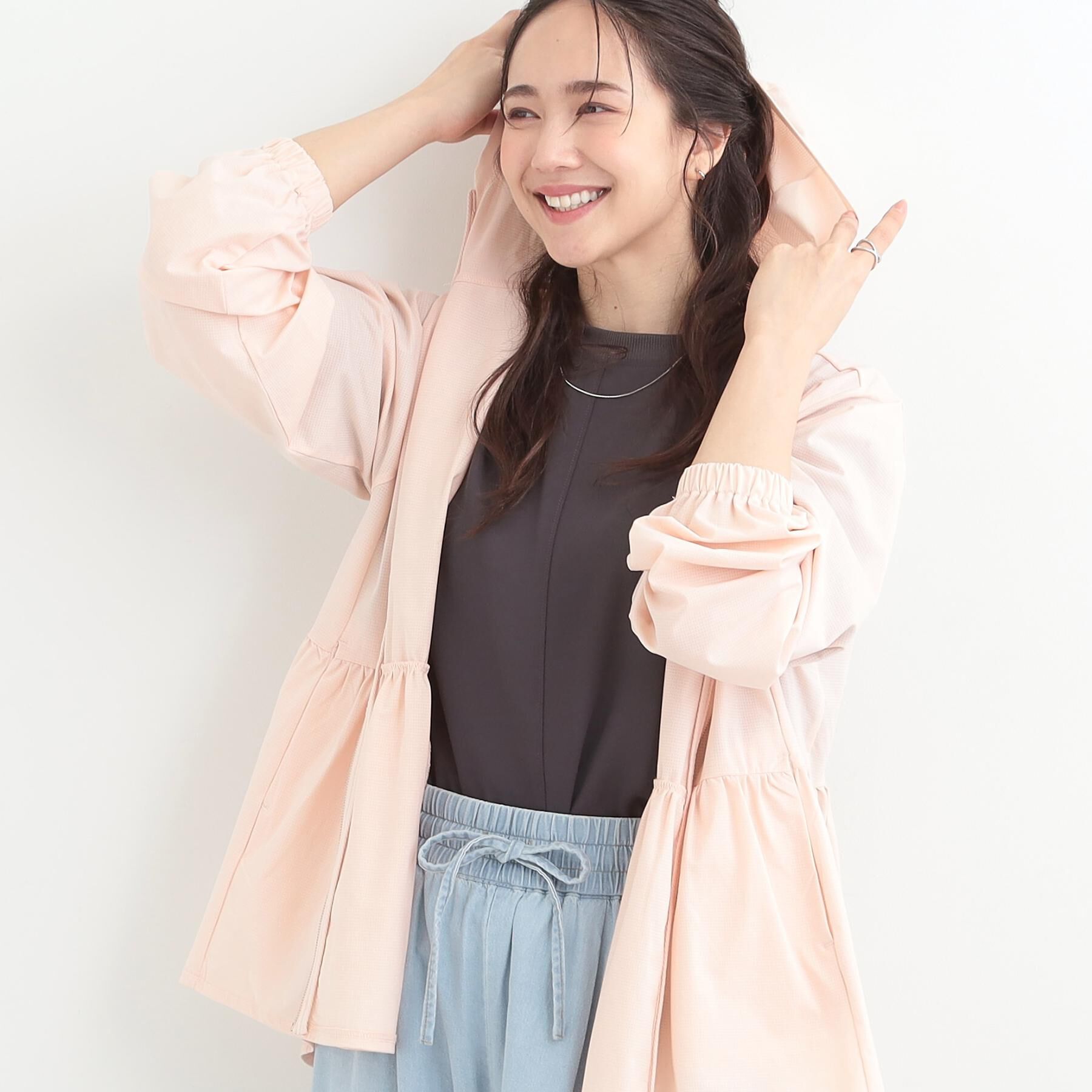 SHOO･LA･RUE「【ひんやり/S-LL/体型カバー】ペプラムフリルとゴールドパーツが女性らしい UVパーカ」|ブルゾン・スタジャン|
