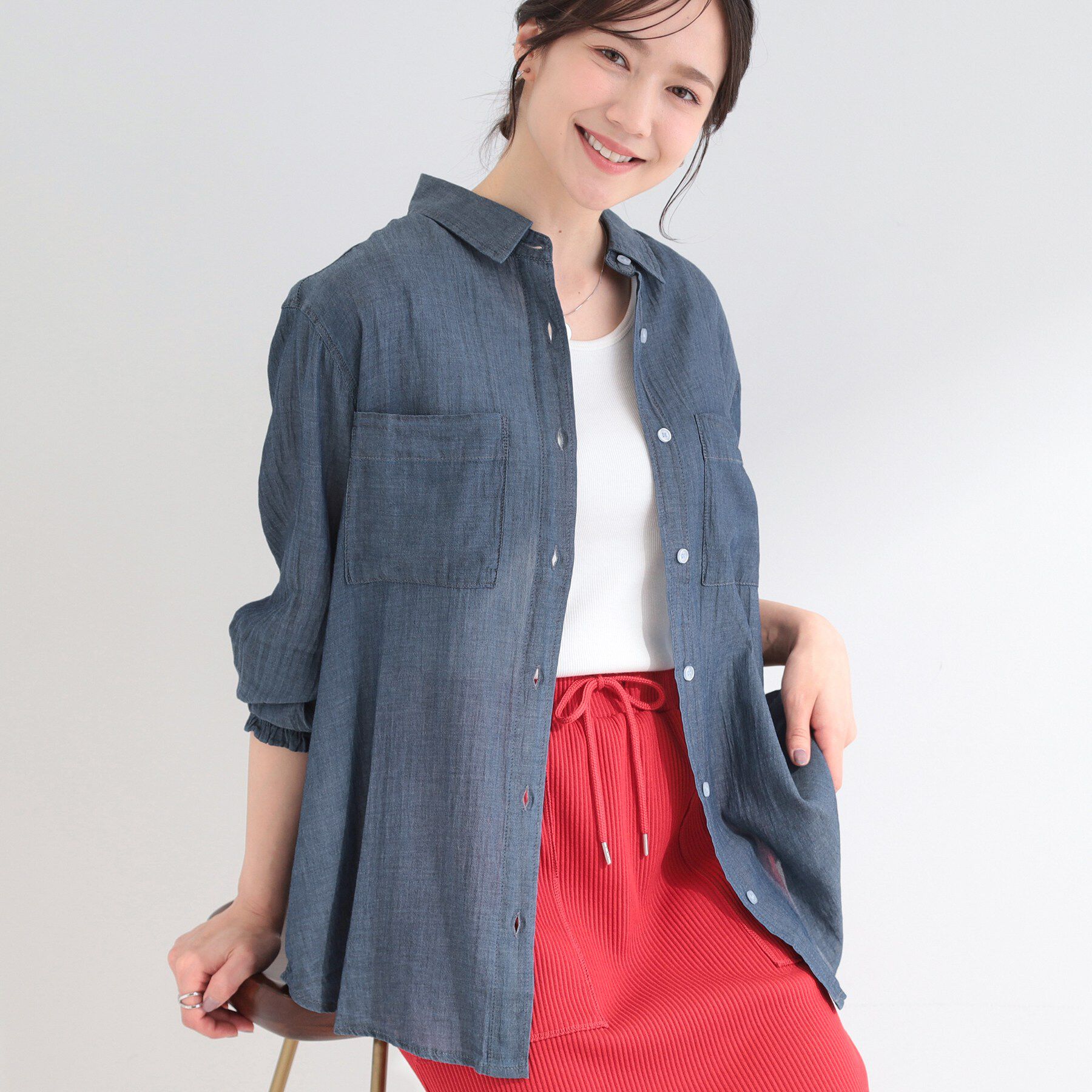 SHOO･LA･RUE「【綿100%/UV/S-LL/体型カバー】優しく透ける 柔らかシアーデニムシャツ」|シャツ・ブラウス|ネイビー(094)