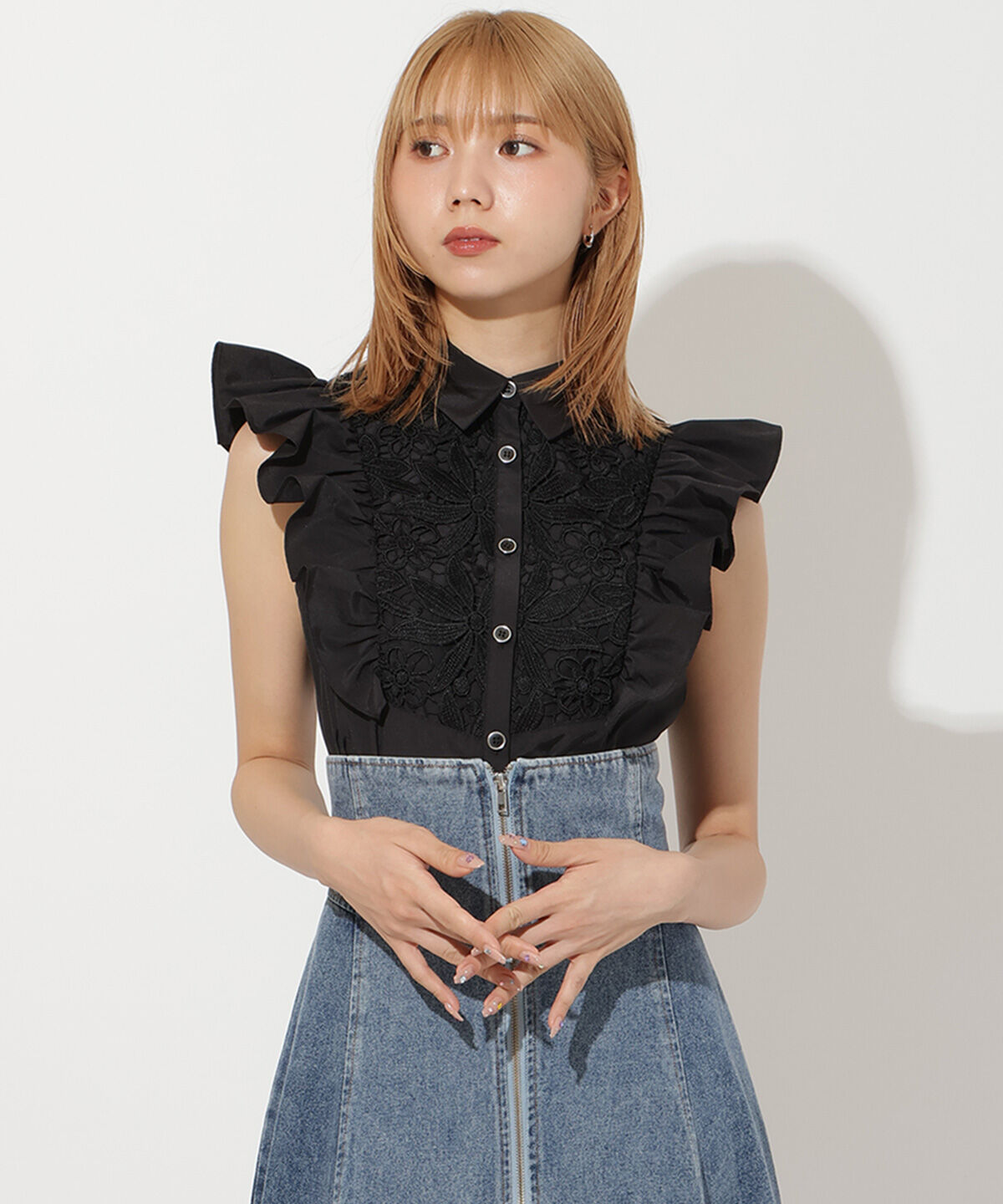 アンドクチュール「肩フリル刺繍シャツ」|シャツ・ブラウス|ブラック