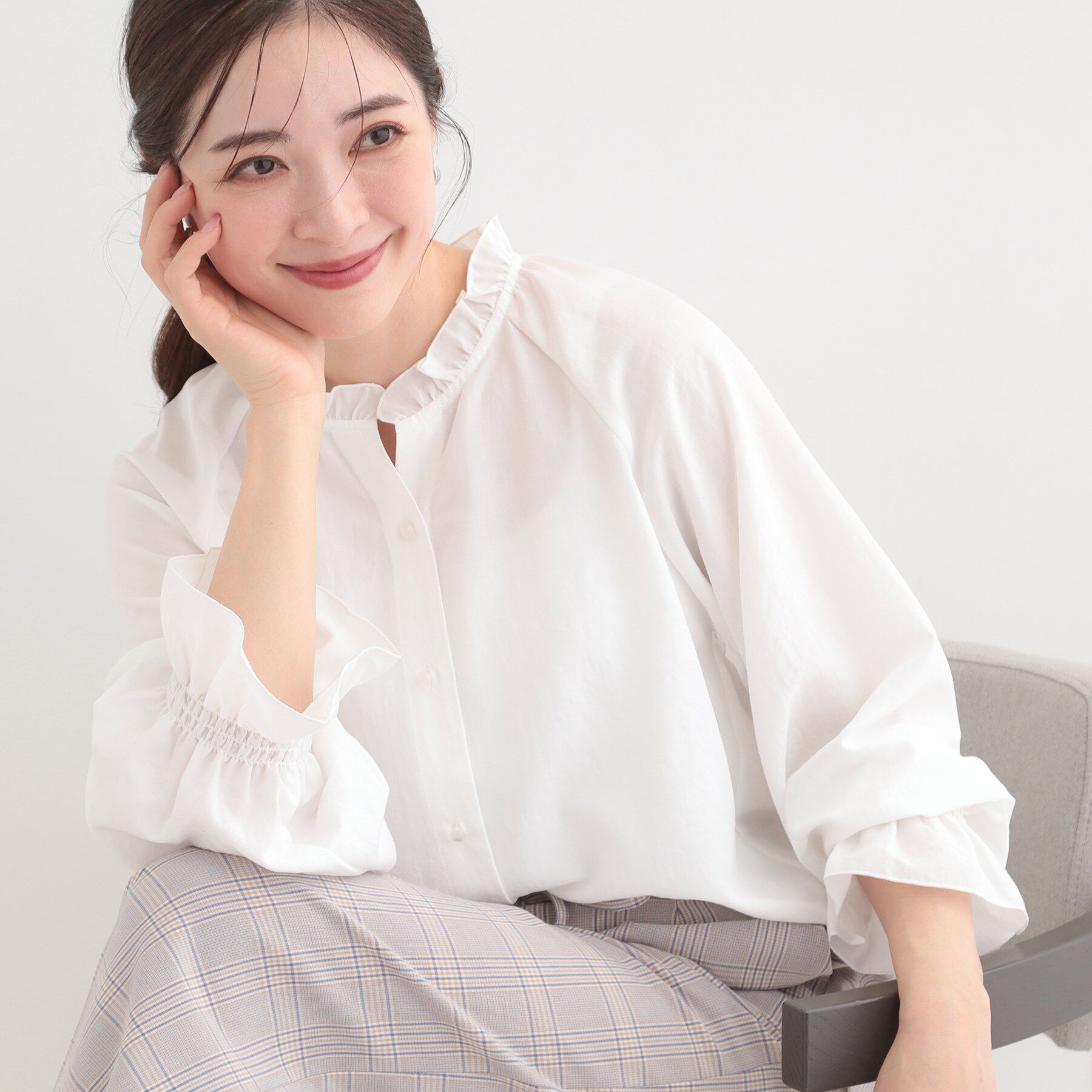 SHOO･LA･RUE「【洗濯後しわになりにくい/S-LL/UV】1枚で華やか　フリル使いがポイント　柔らかブラウス」|シャツ・ブラウス|オフホワイト(003
