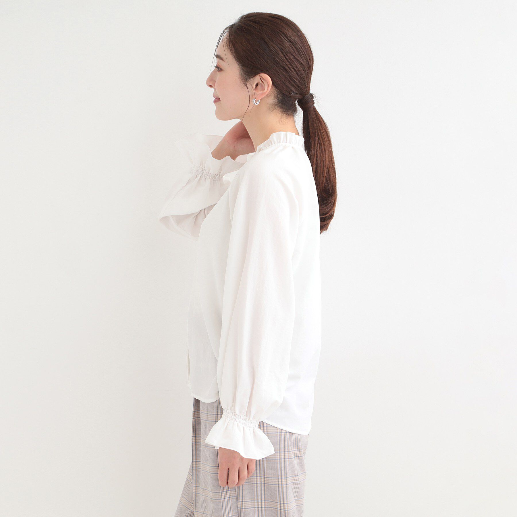 SHOO･LA･RUE「【洗濯後しわになりにくい/S-LL/UV】1枚で華やか　フリル使いがポイント　柔らかブラウス」|シャツ・ブラウス|
