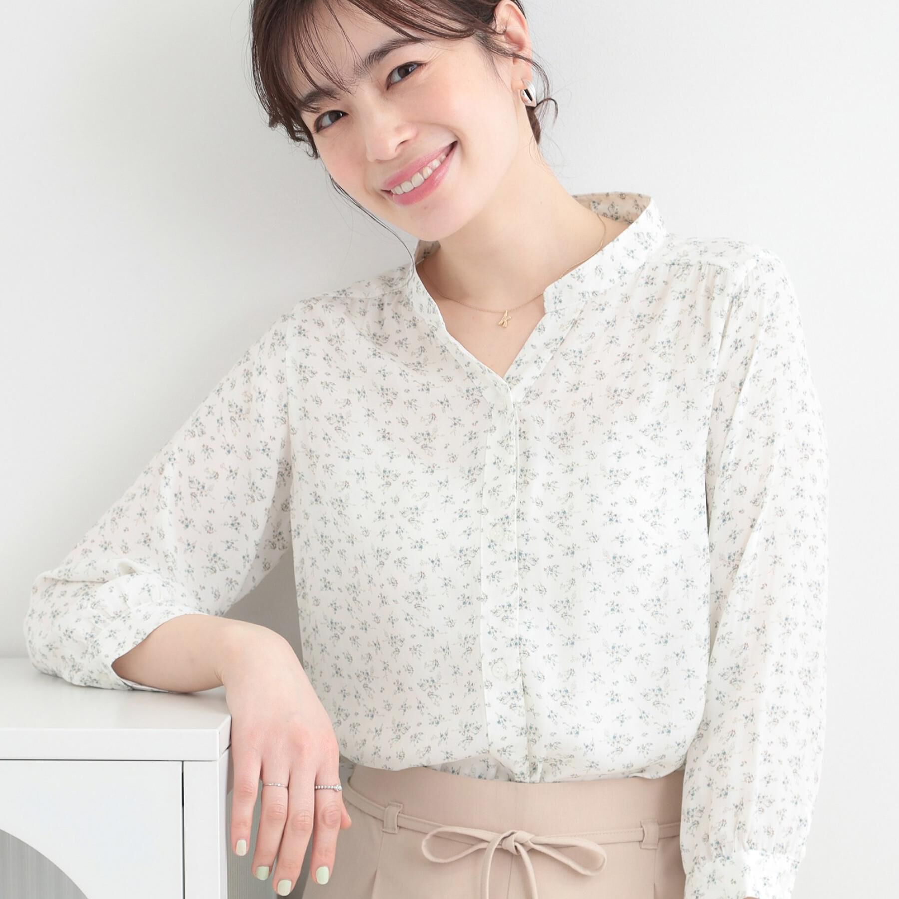 SHOO･LA･RUE「【S-LL/7分袖】首元をすっきり魅せる　大人の上品サテンブラウス」|シャツ・ブラウス|ホワイト(701)