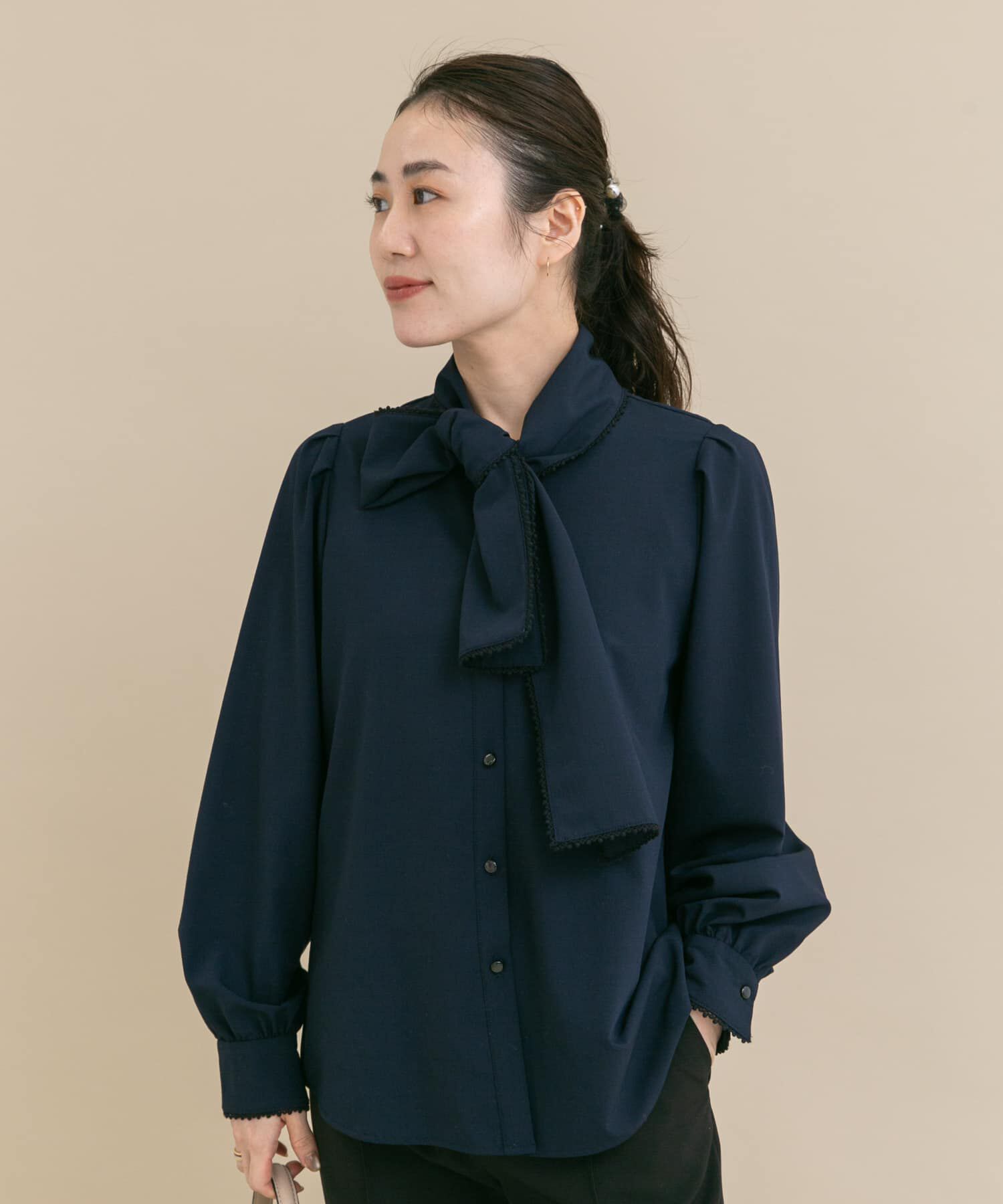 URBAN RESEARCH ROSSO「『WEB/一部店舗限定』トリミングボウタイブラウス」|シャツ・ブラウス|
