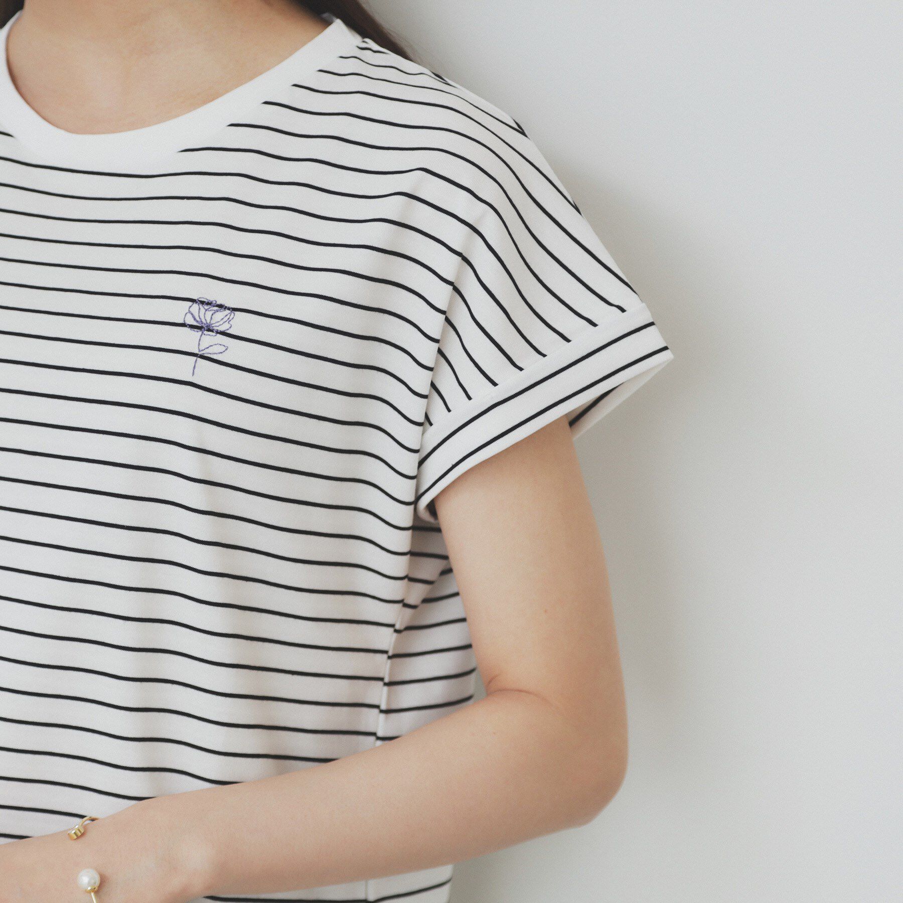 index「《6色展開／S-3Lサイズ》フラワー刺繍Tシャツ【汗ジミ防止／吸水速乾／接触冷感／UVケア／洗濯機洗」|Tシャツ・カットソー|